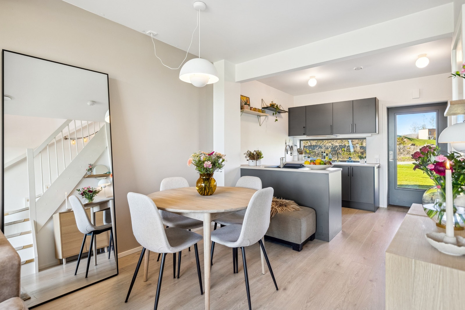 Plass til hyggelig spisebord Galleribilde