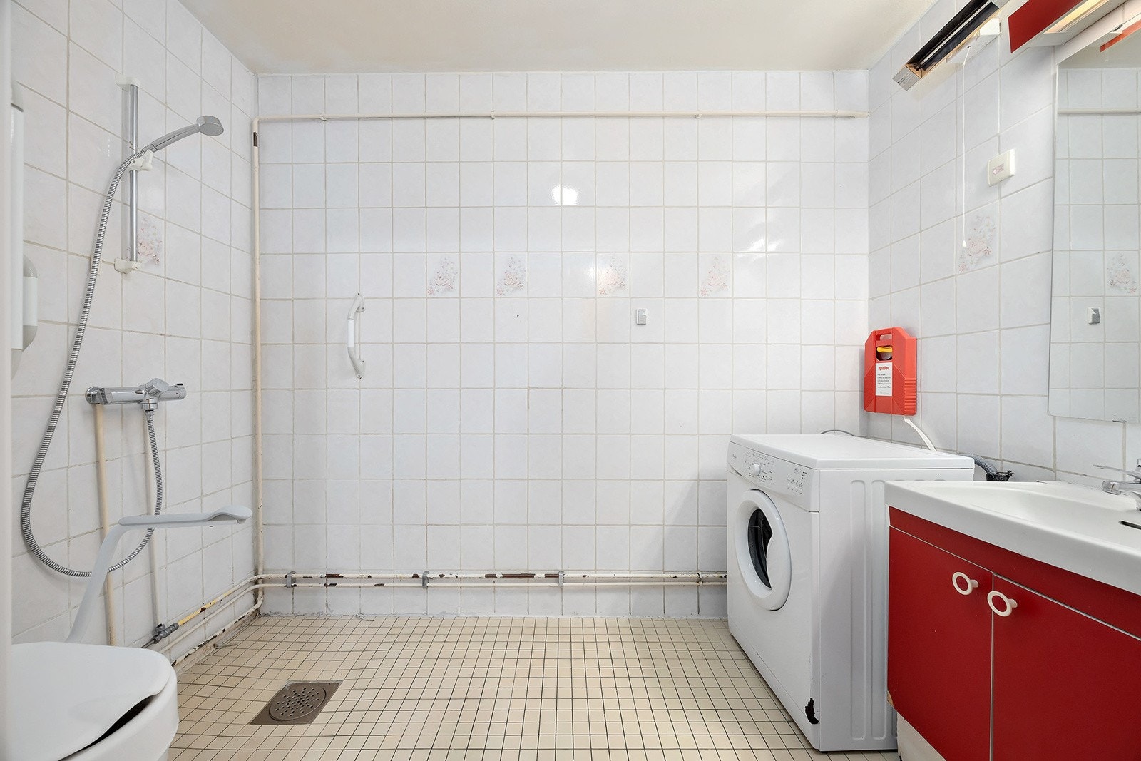Baderom med opplegg for vaskemaskin Galleribilde
