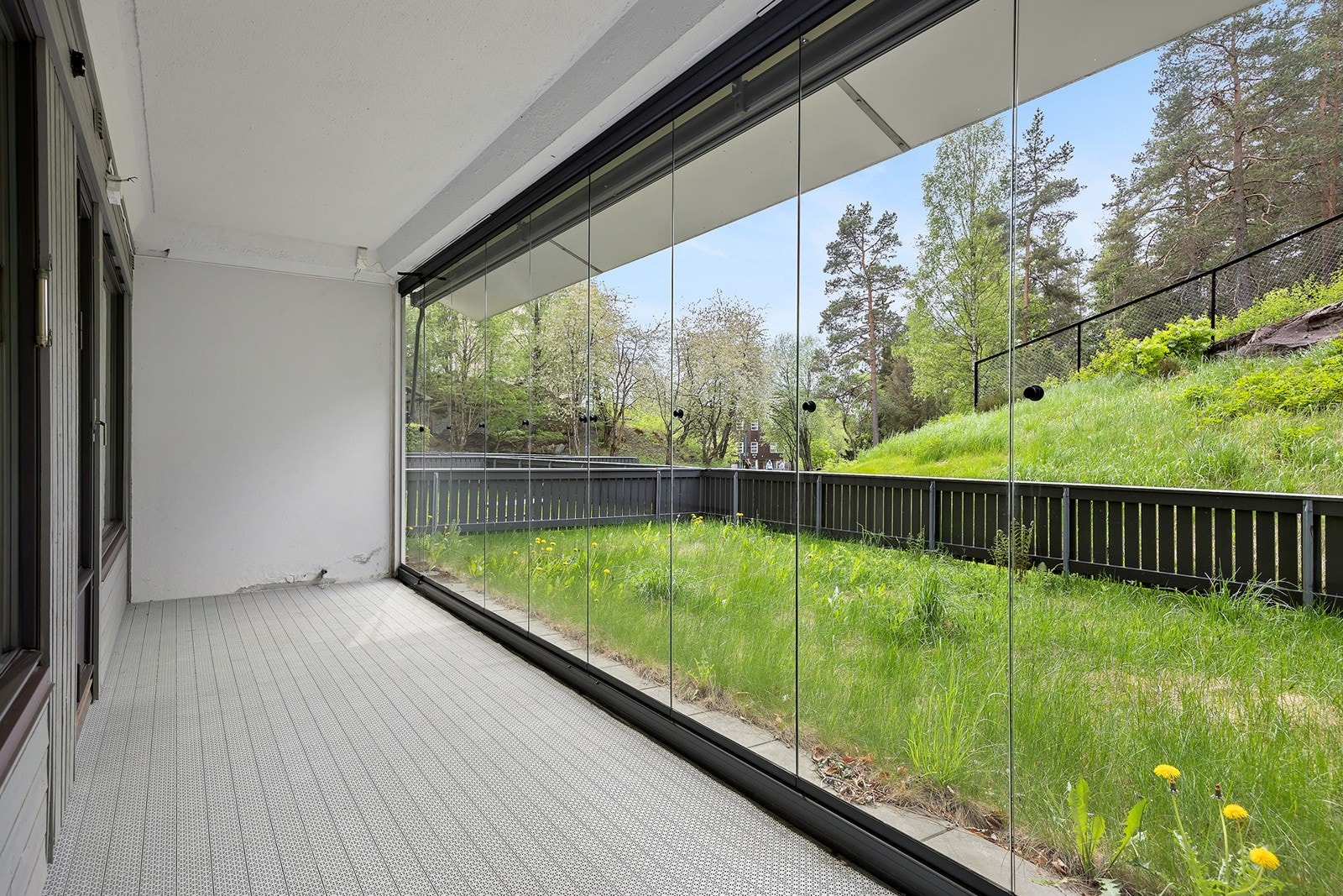 Delt opp i innglasset del og gressplen Galleribilde