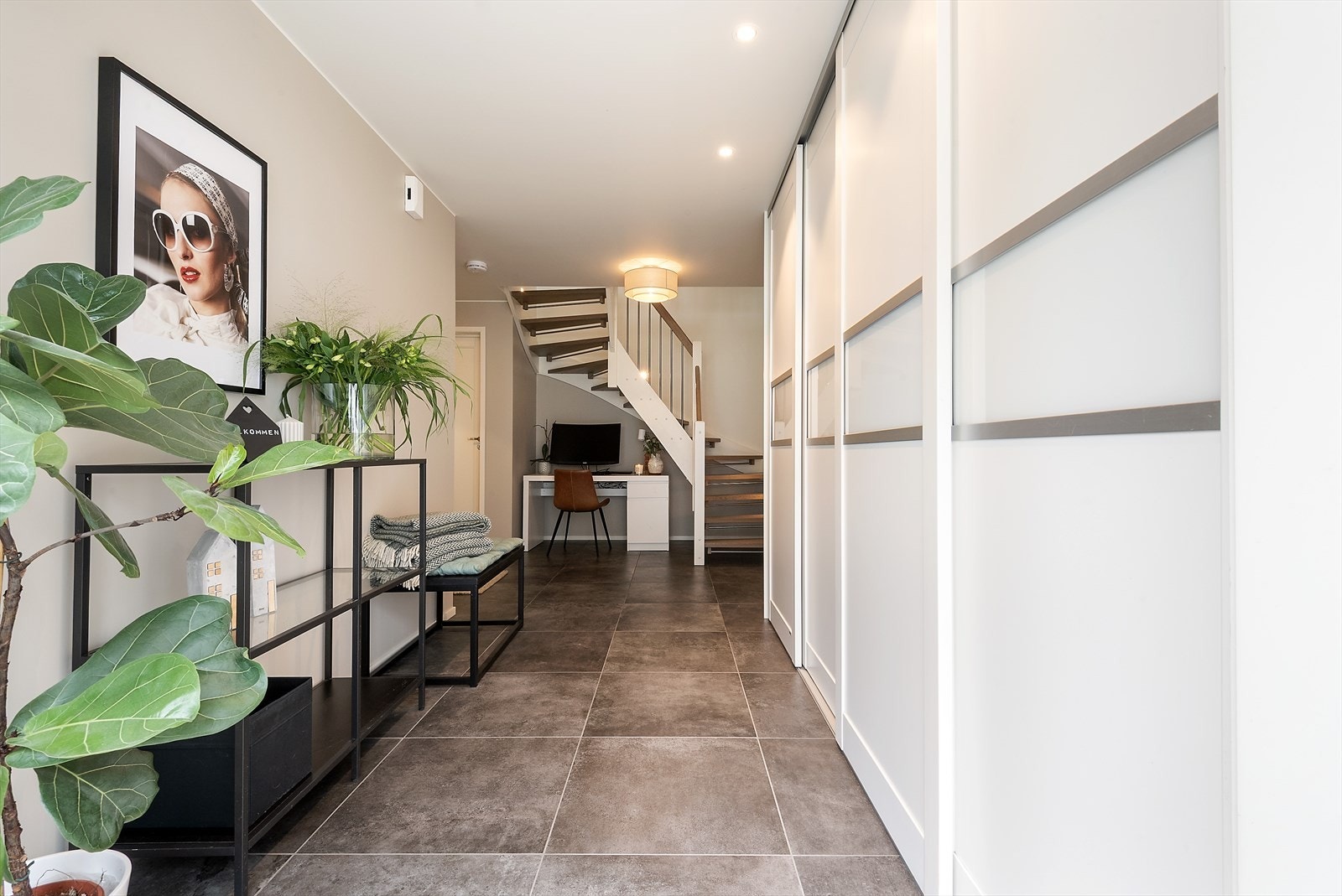 Stor skyvedørsgarderobe ved inngangen. Galleribilde