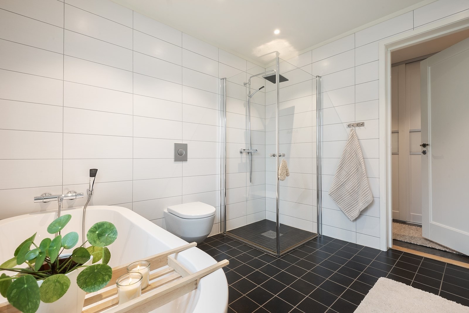 Bad med både badekar og dusj. Galleribilde