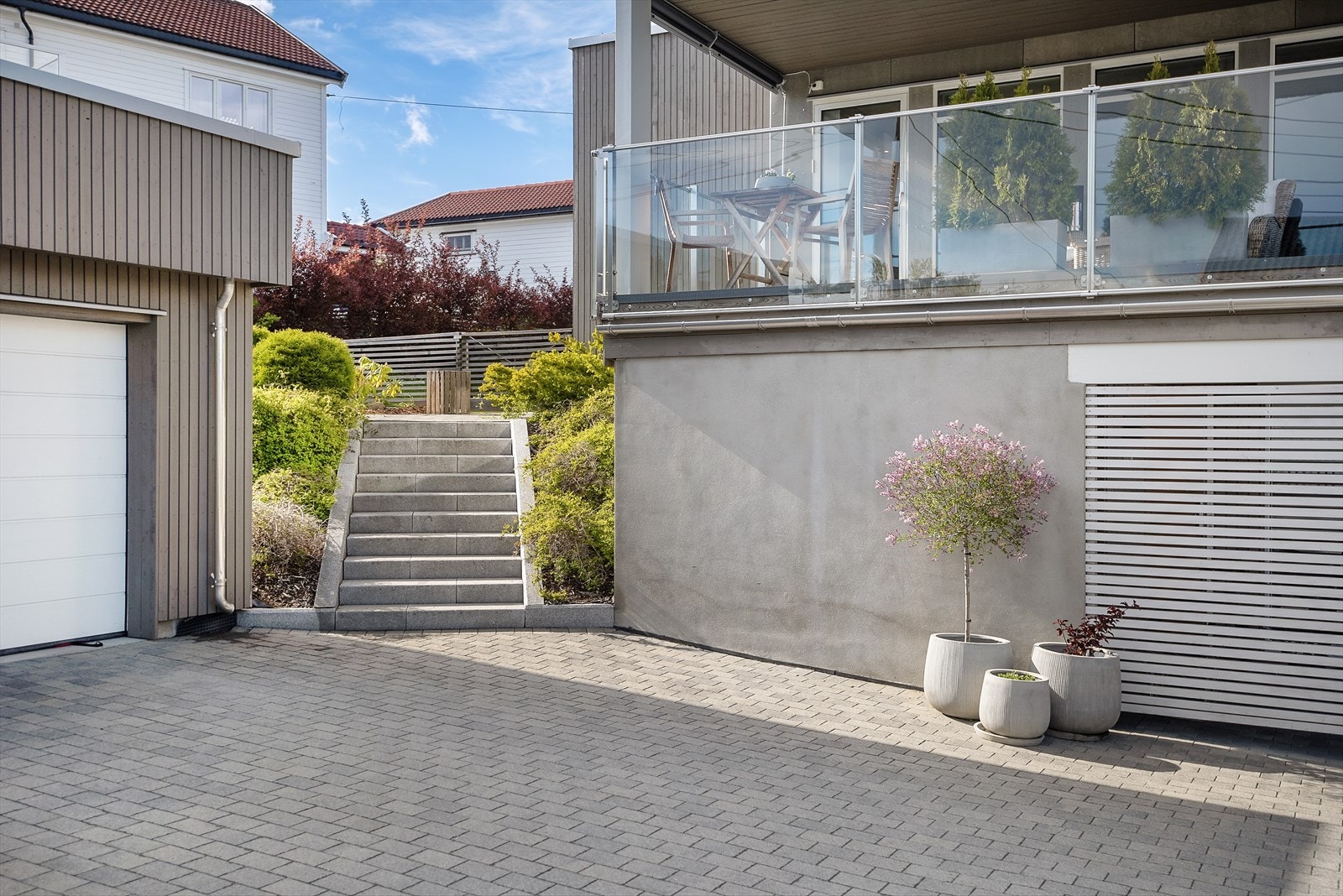 Gårdsplass med belegningsstein. Galleribilde