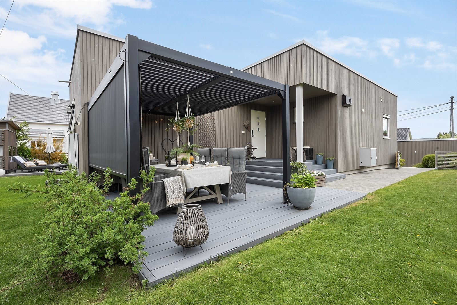 Skjermet og fin uteplass under tak. Galleribilde