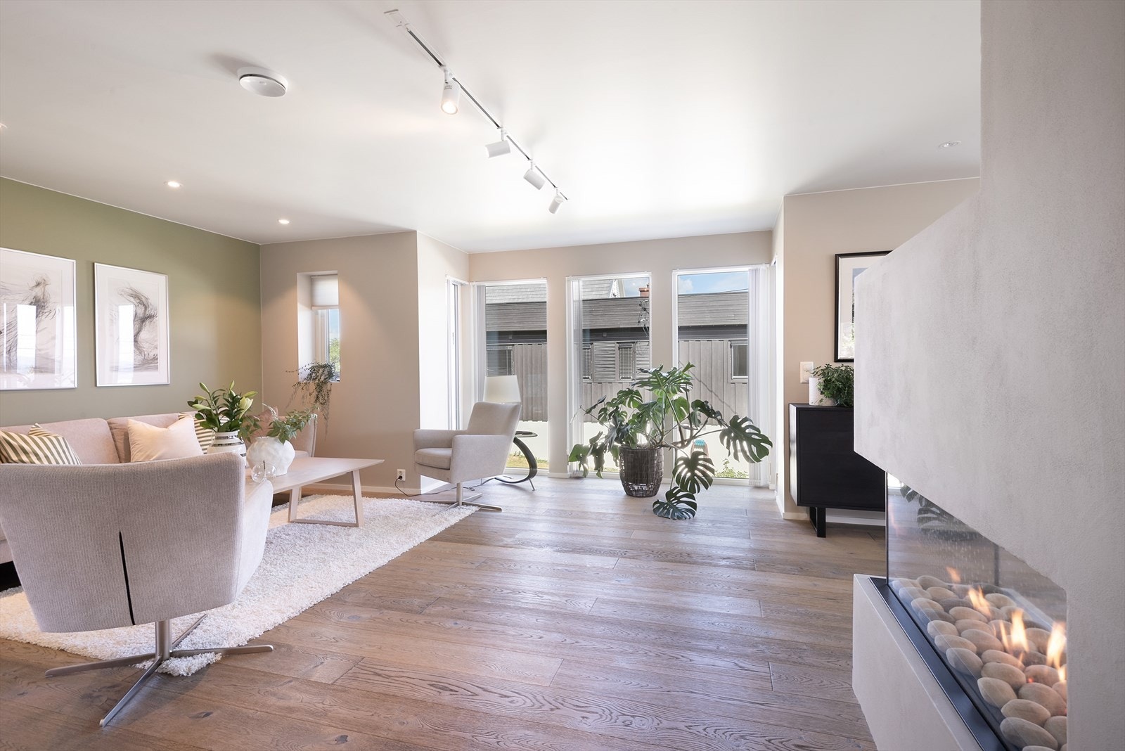 Store vindusflater gir godt med dagslys inn. Galleribilde