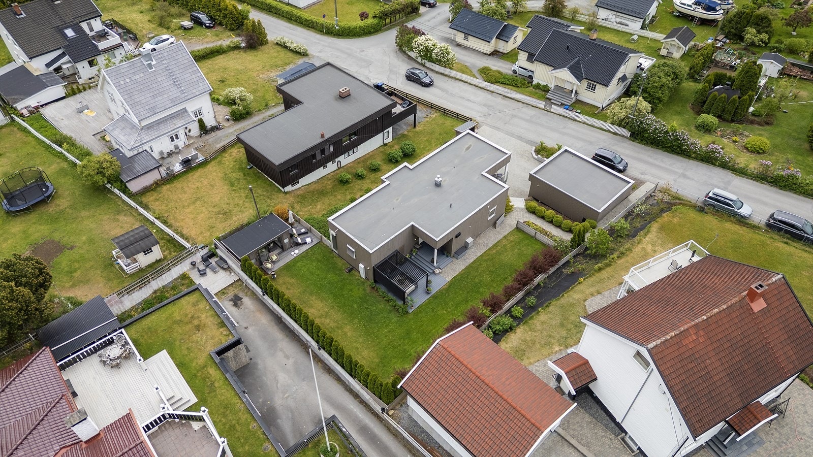 Meget tiltalende funkisbolig med nydelig hage. Galleribilde