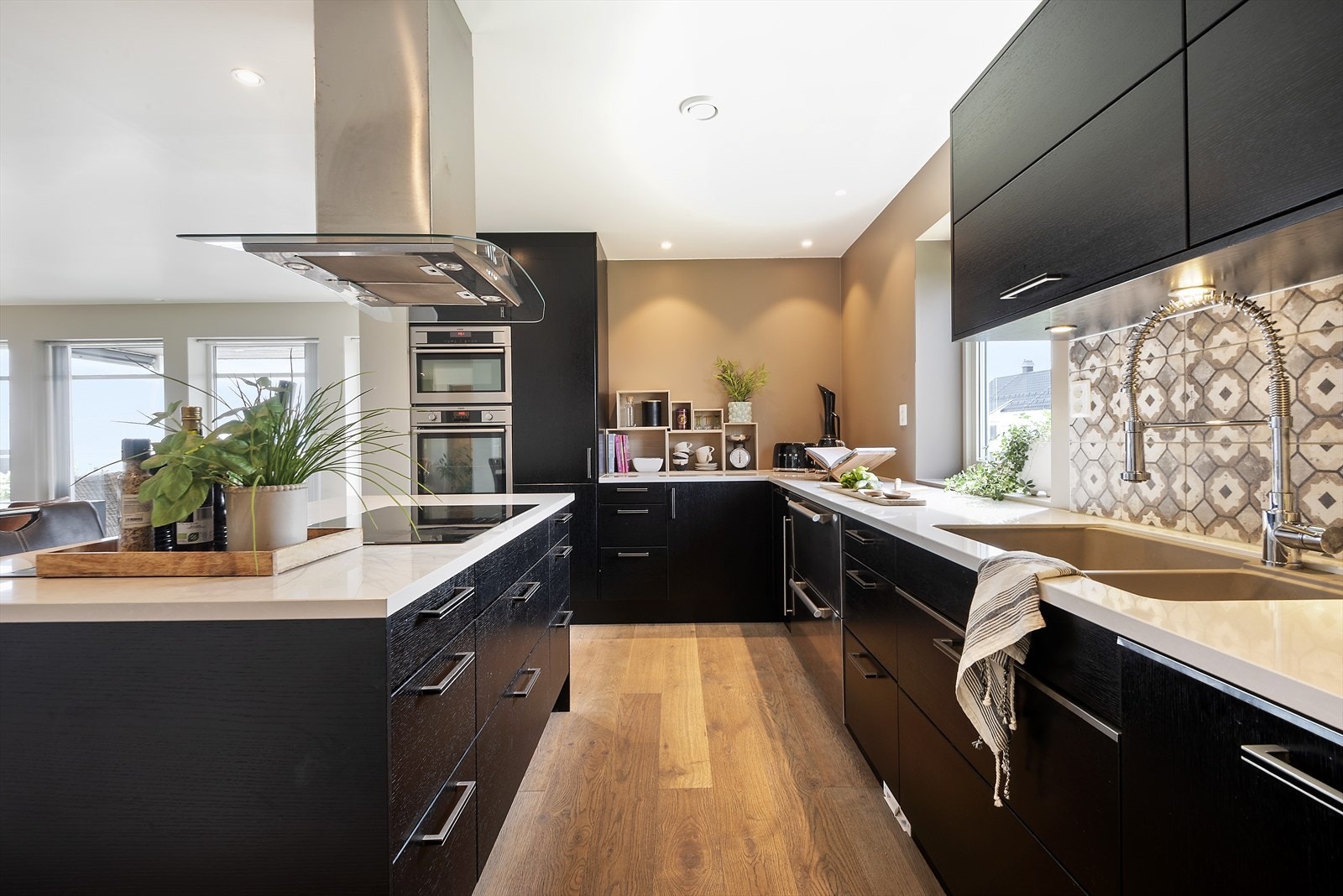 Lekkert kjøkken i mørk utførelse. Galleribilde