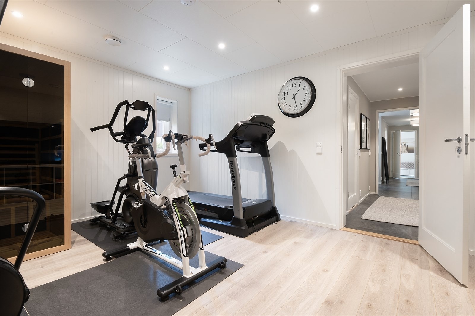 God plass til flere treningsapparater. Galleribilde