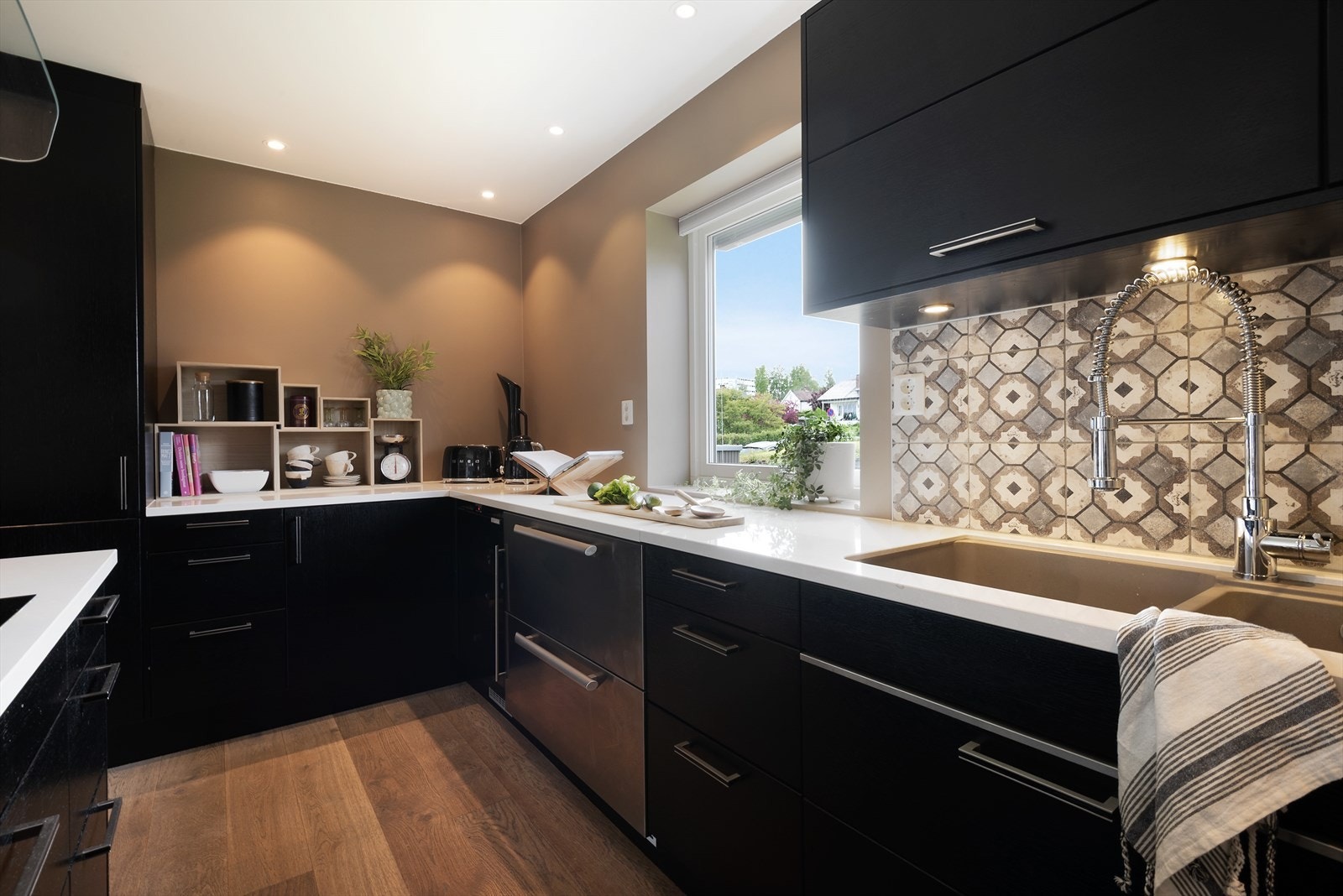 Godt med skap- og benkeplass. Galleribilde