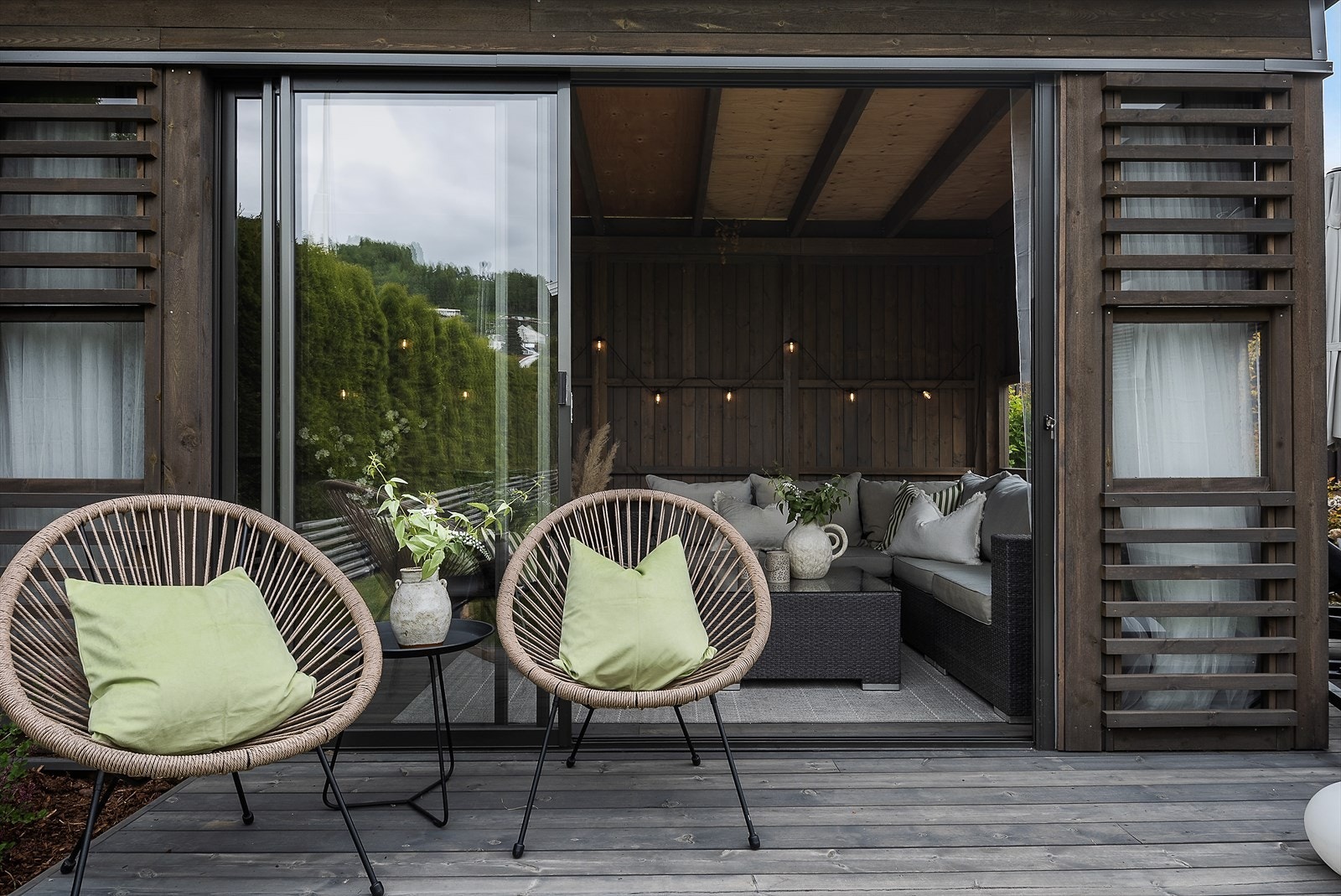 Sitte utendørs uansett vær. Galleribilde