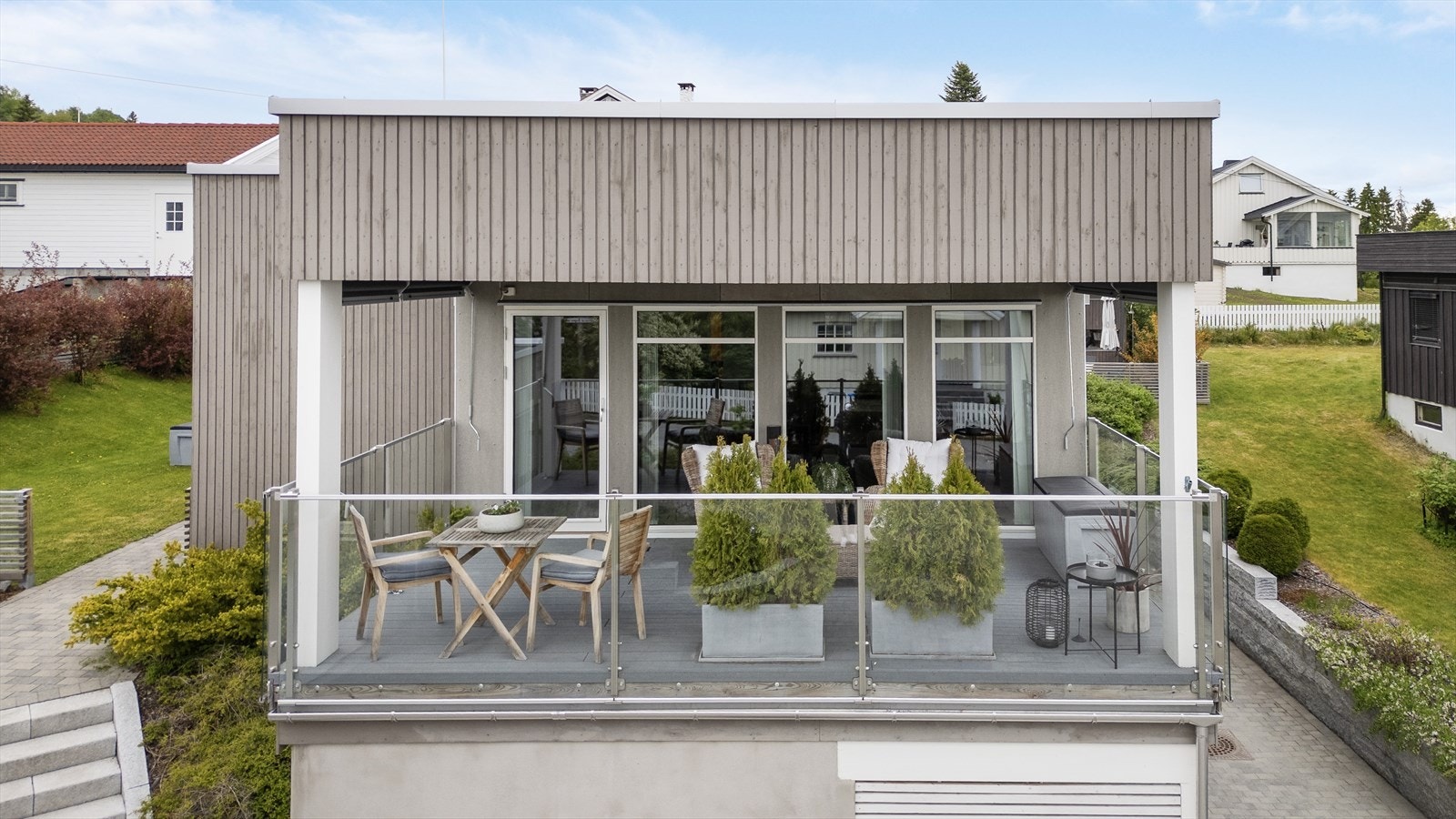 Flott rekkverk av glass. Galleribilde