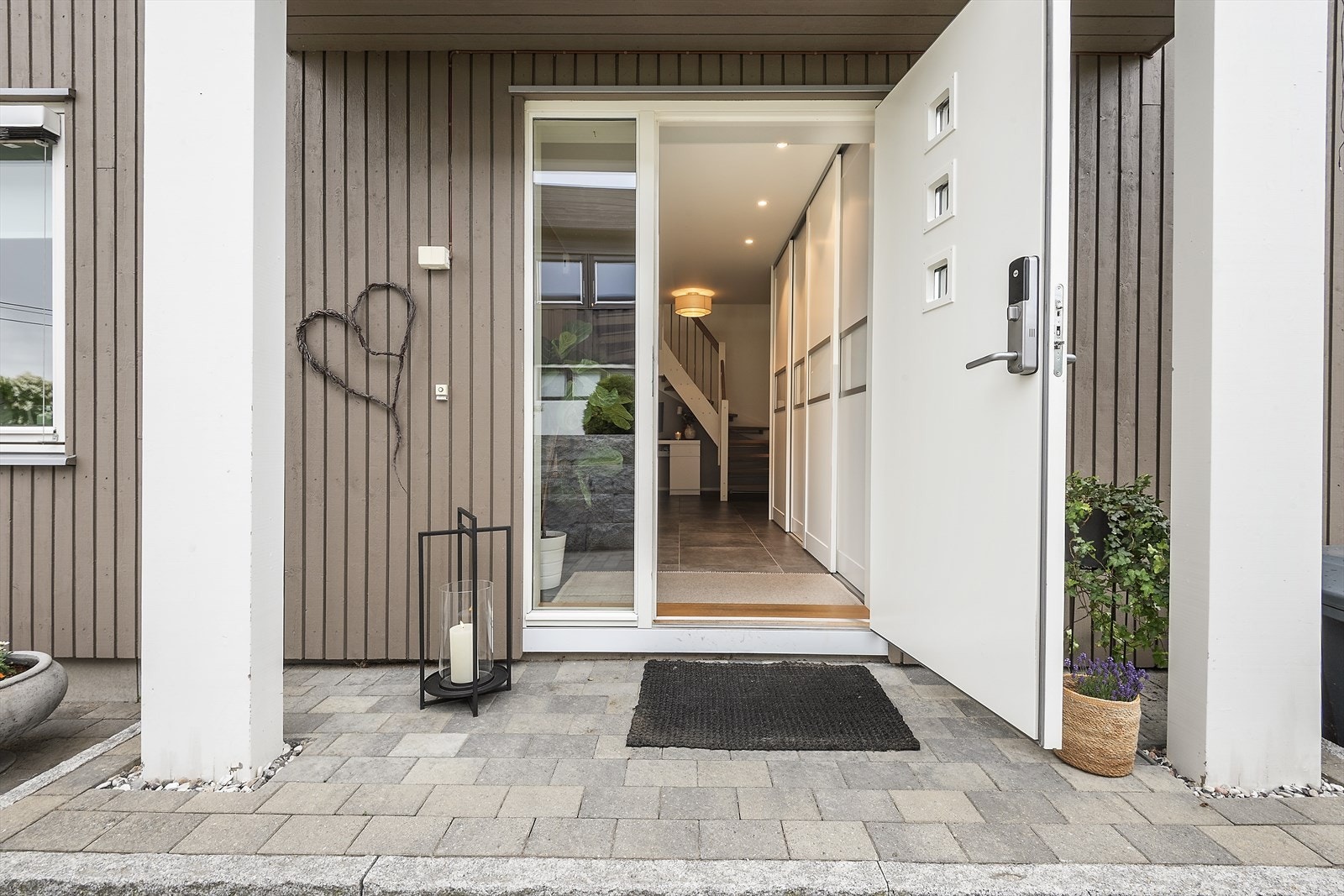 Hyggelig overbygget inngangsparti. Galleribilde