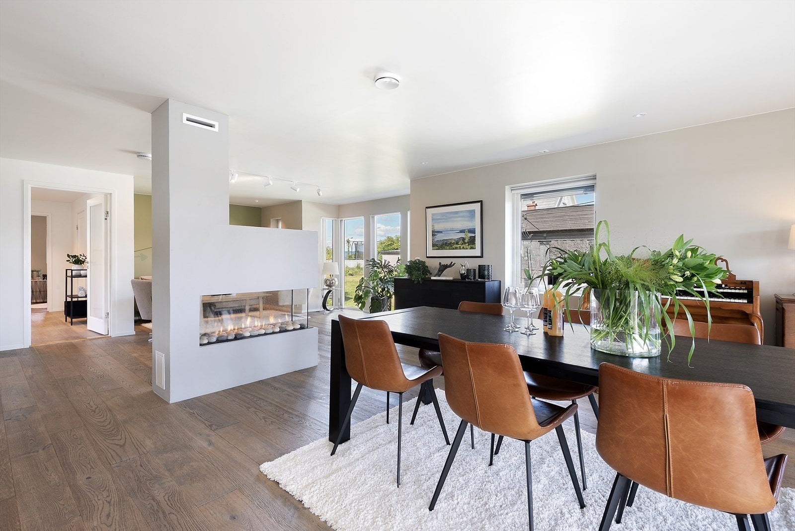 Stemningsfull peis avgrenser fint mellom sonene. Galleribilde