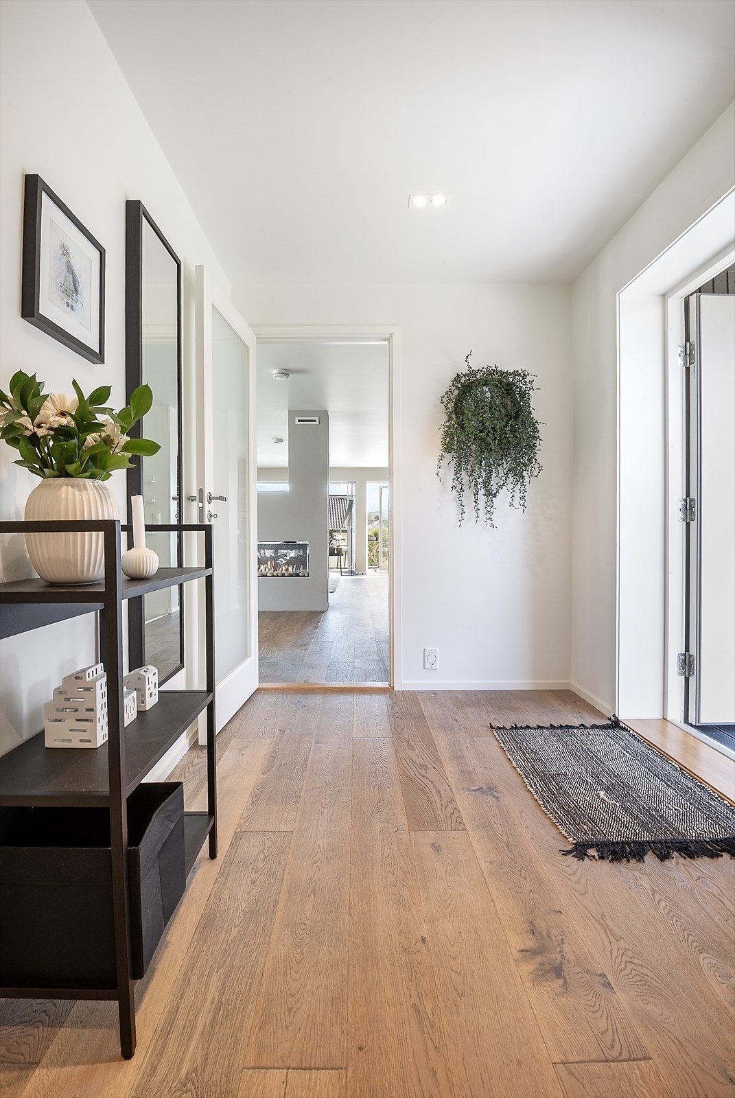 Gang med adkomst til kjøkken og stue. Galleribilde