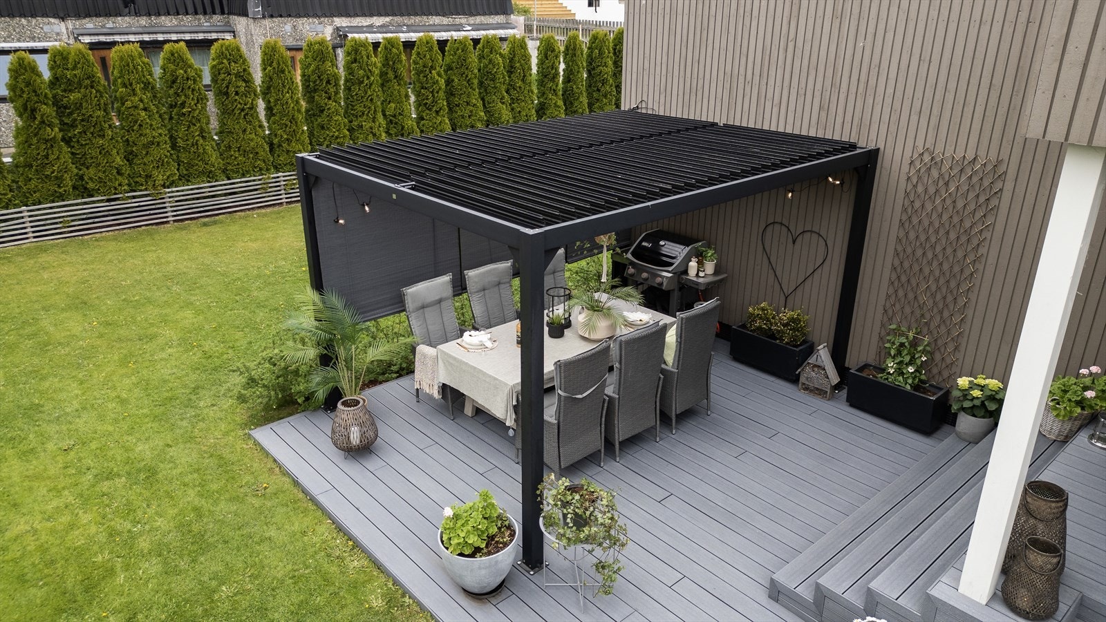 Nydelig uteplass med pergola. Galleribilde