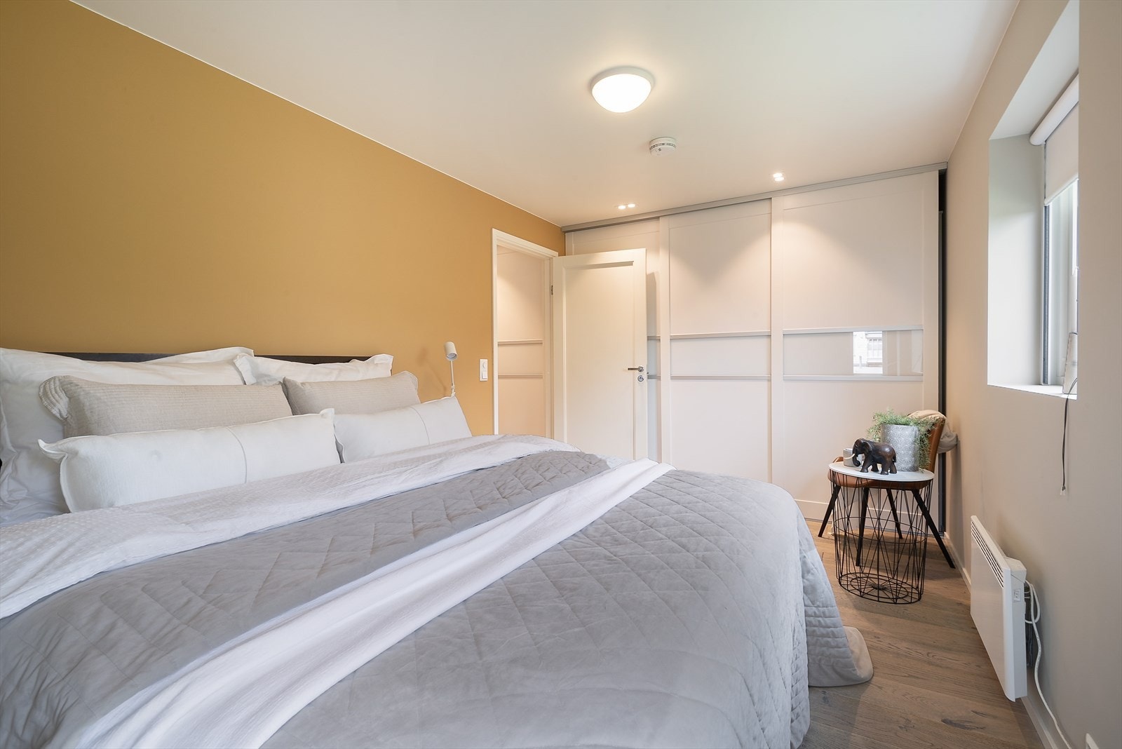 Soverommet har romslig skyvedørsgarderobe. Galleribilde