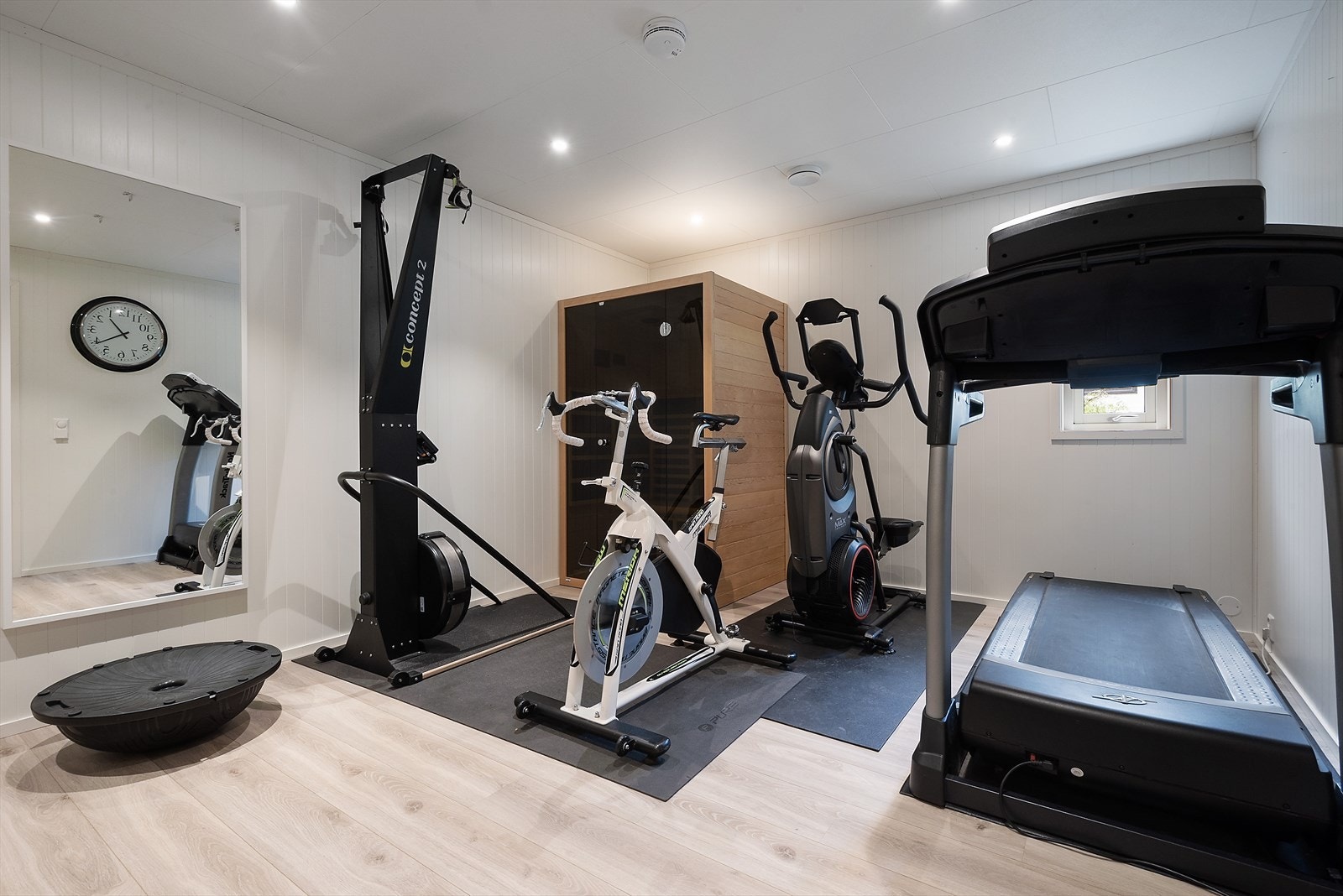 Stort treningsrom i underetasjen. Galleribilde