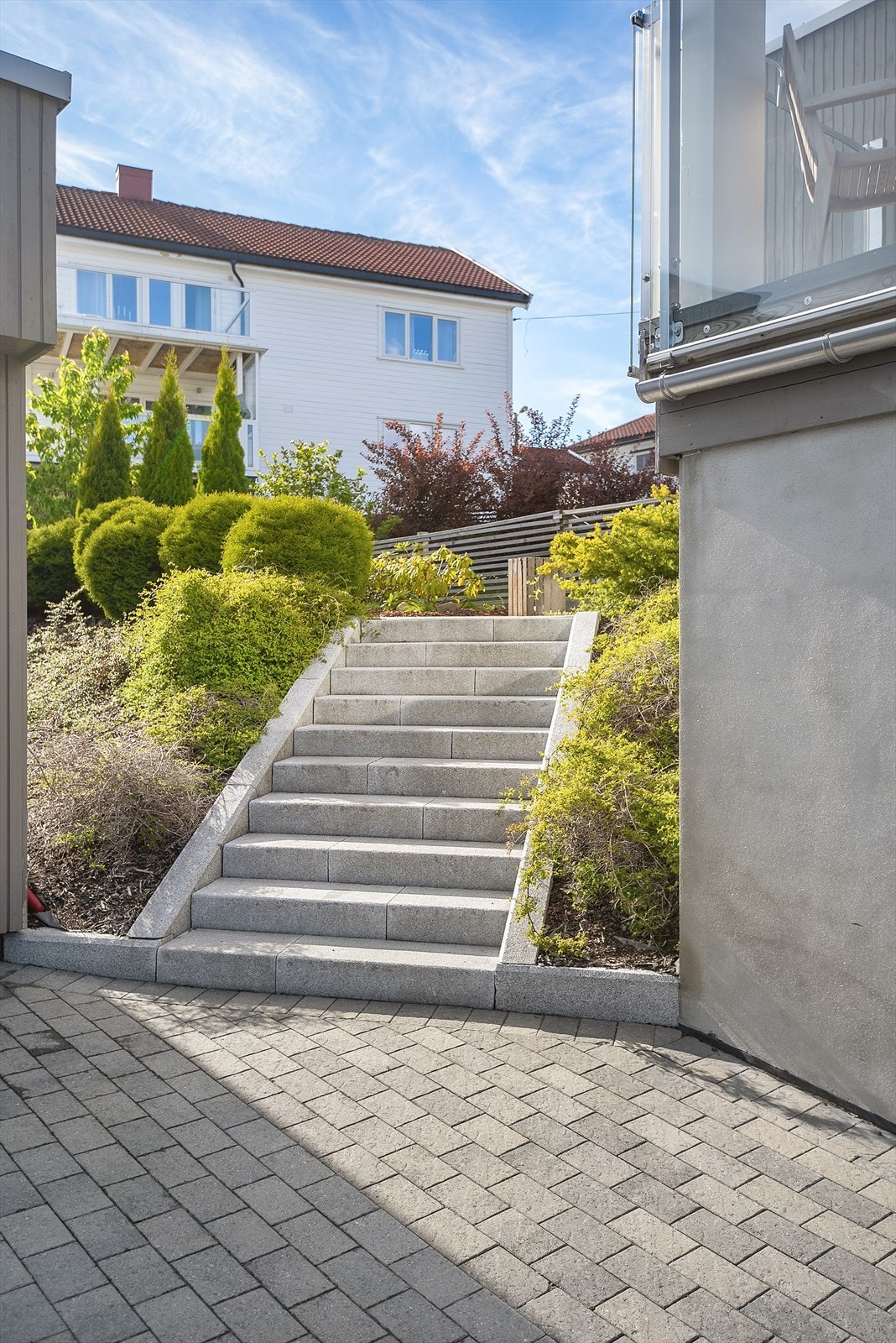 Trapp i terrenget mellom gårdsplass og hage. Galleribilde