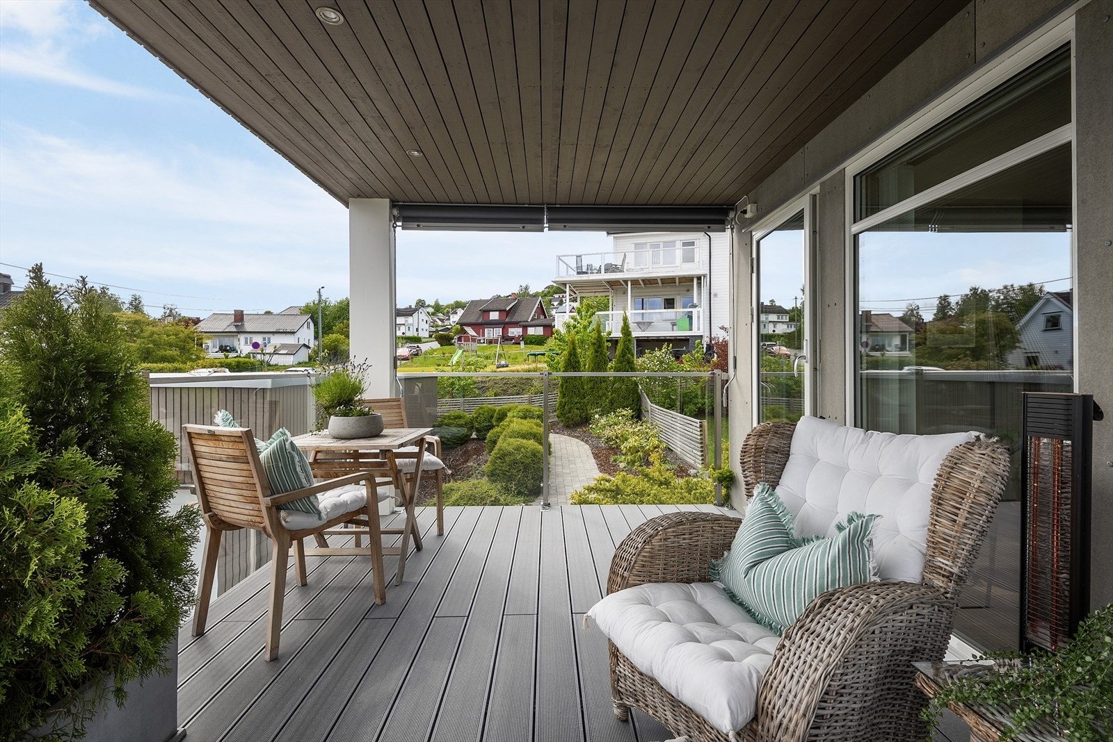 Overbygget terrasse utenfor stue. Galleribilde