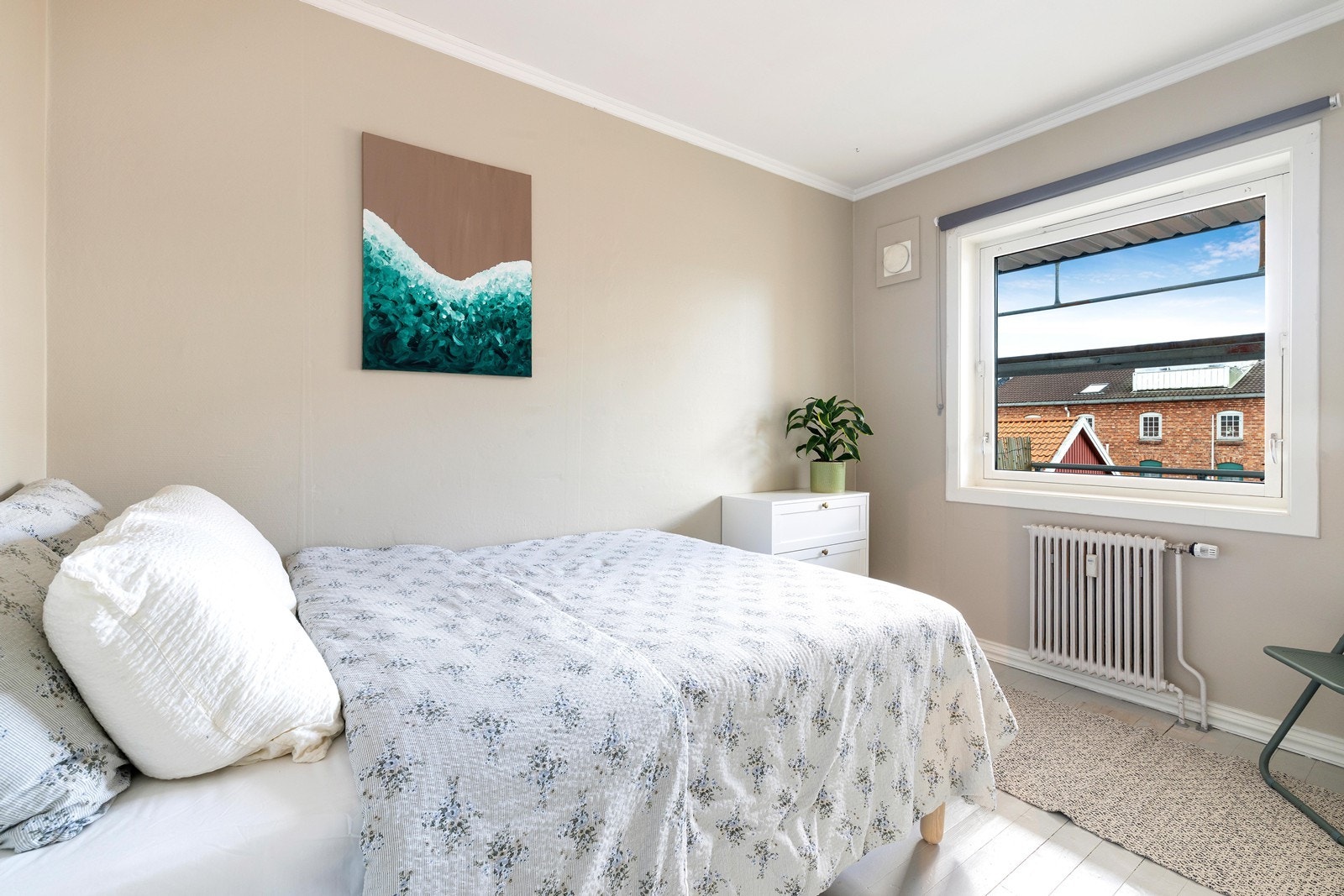 Det andre soverommet er også av god størrelse og vender også mot rolig bakgård. Galleribilde