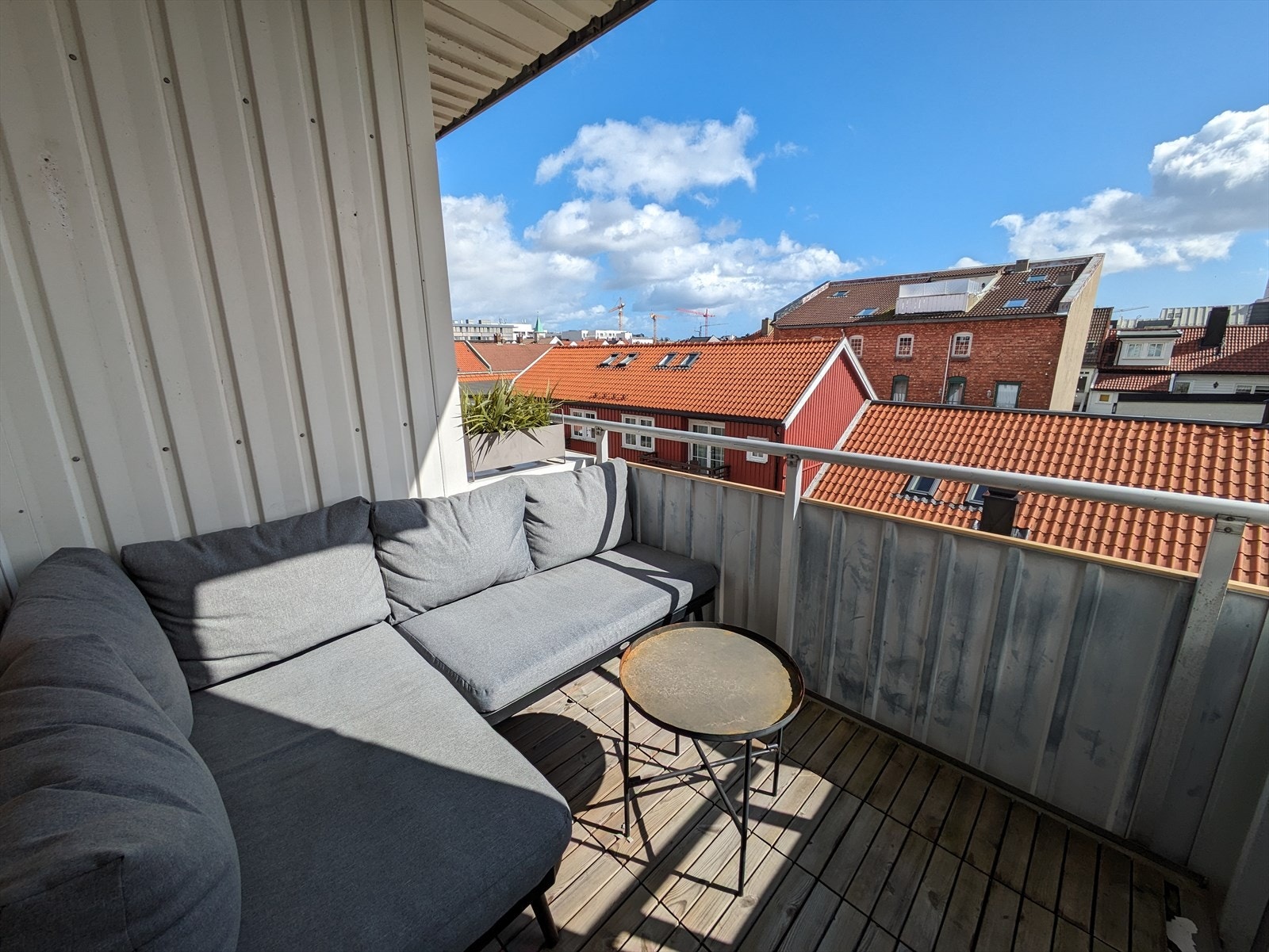 Balkongen er overbygget og har hyggelig utsikt over byens hustak og nærliggende bakgårder. Merk at bildene av balkongen er privat/eldre da det er stillas på baksiden av blokken p.t. i forbindelse med maling av fasade. Galleribilde