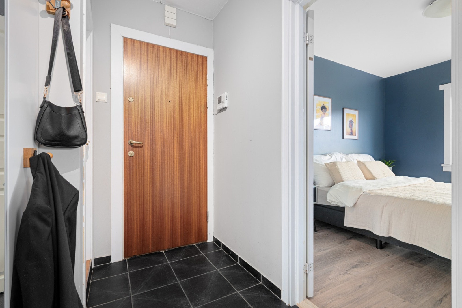 Lys og praktisk entré med flislagt gulv og god plass til oppheng. Gulvet er slitesterkt og enkelt å holde rent. Galleribilde