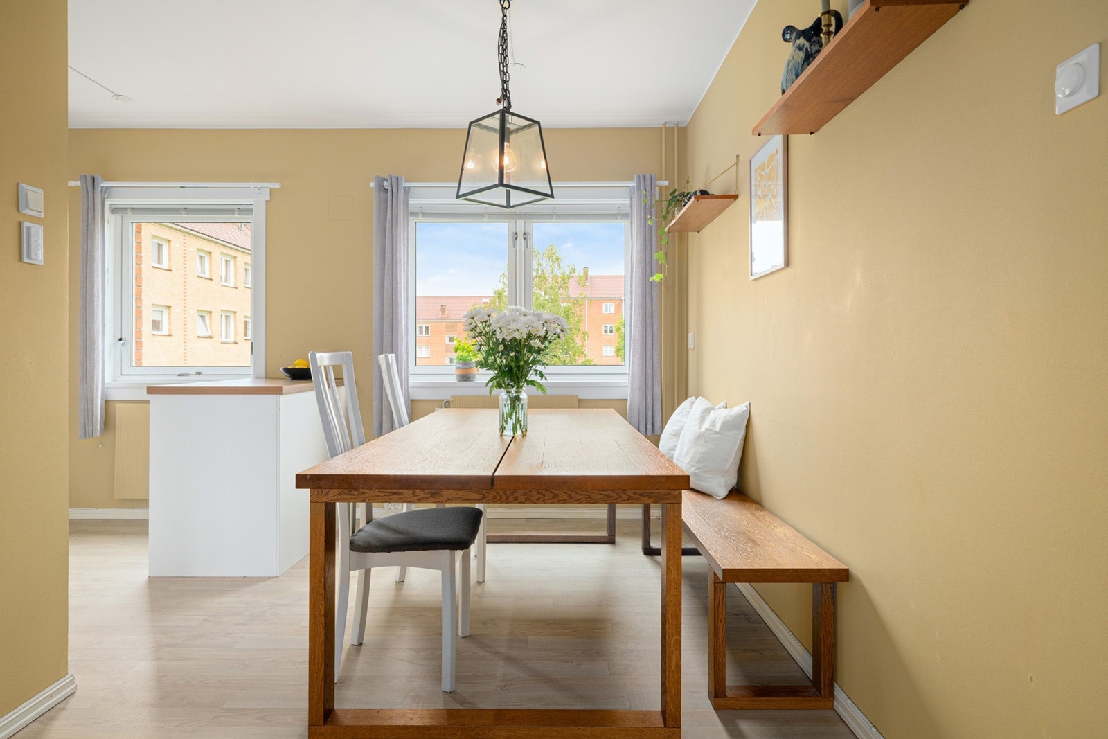 Lys og innbydende spiseplass med vinduer i to retninger - perfekt for lange måltider og hyggelige sammenkomster. Galleribilde