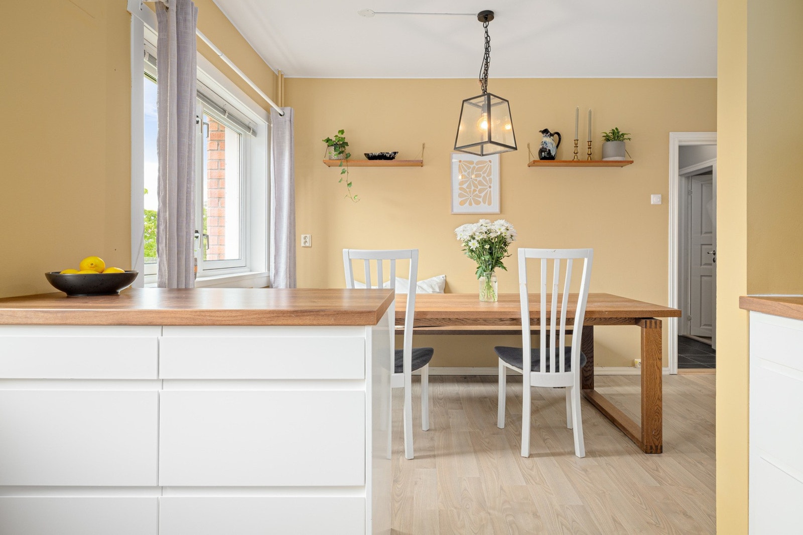 Lys og luftig spisestue med vinduer i to himmelretninger. Perfekt for både hverdagsmåltider og gjester. Galleribilde