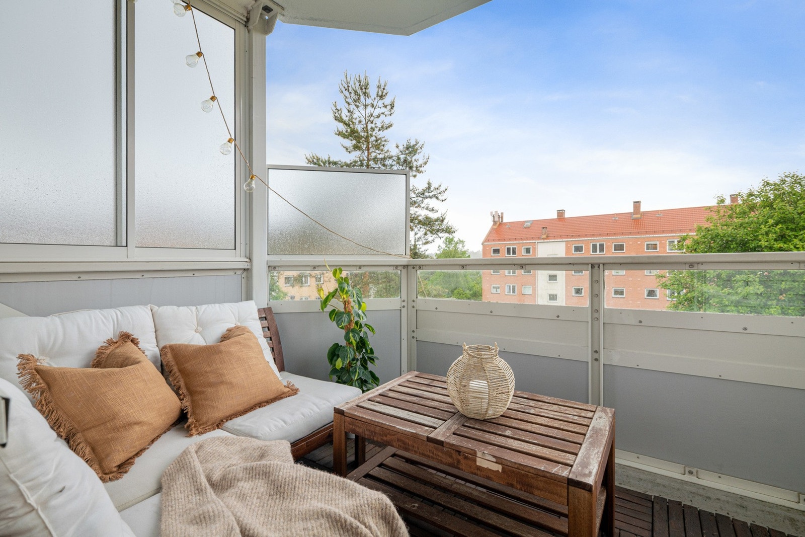 Skjermet, solrik og hyggelig balkong med utsyn mot grønne omgivelser. Galleribilde