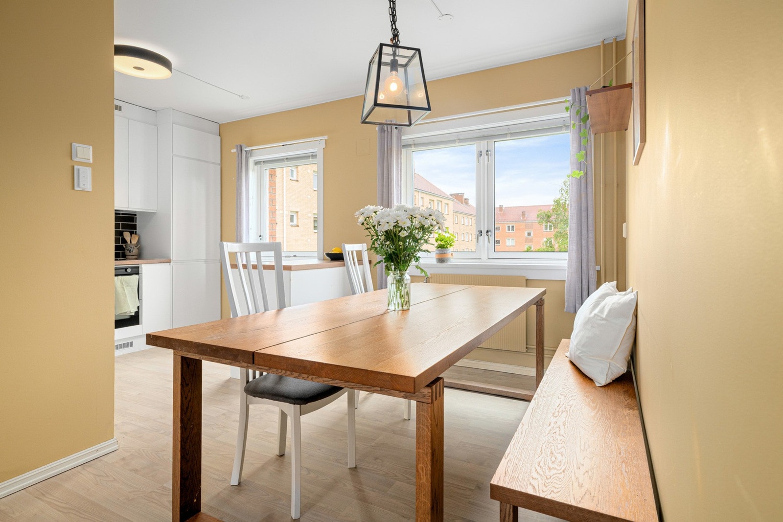 Spiseplassen ligger i åpen løsning mot kjøkkenet og har rikelig med naturlig lys. Galleribilde