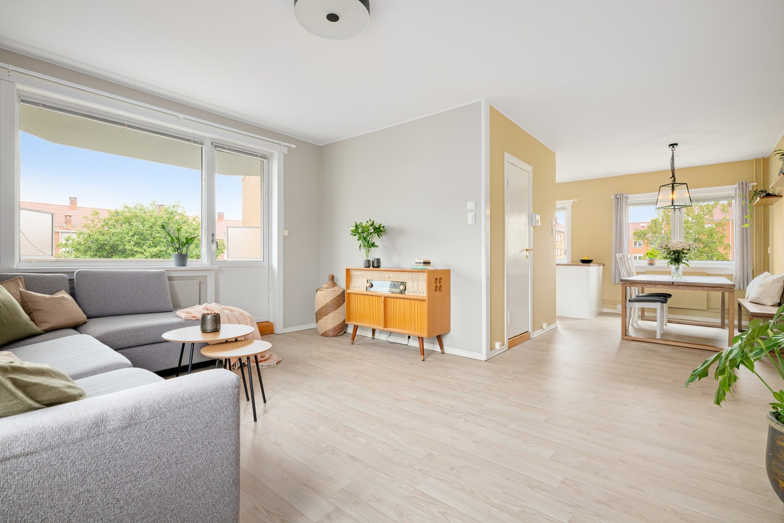 Åpen og sosial stue- og kjøkkenløsning med store vinduer og gjennomgående lys. Galleribilde