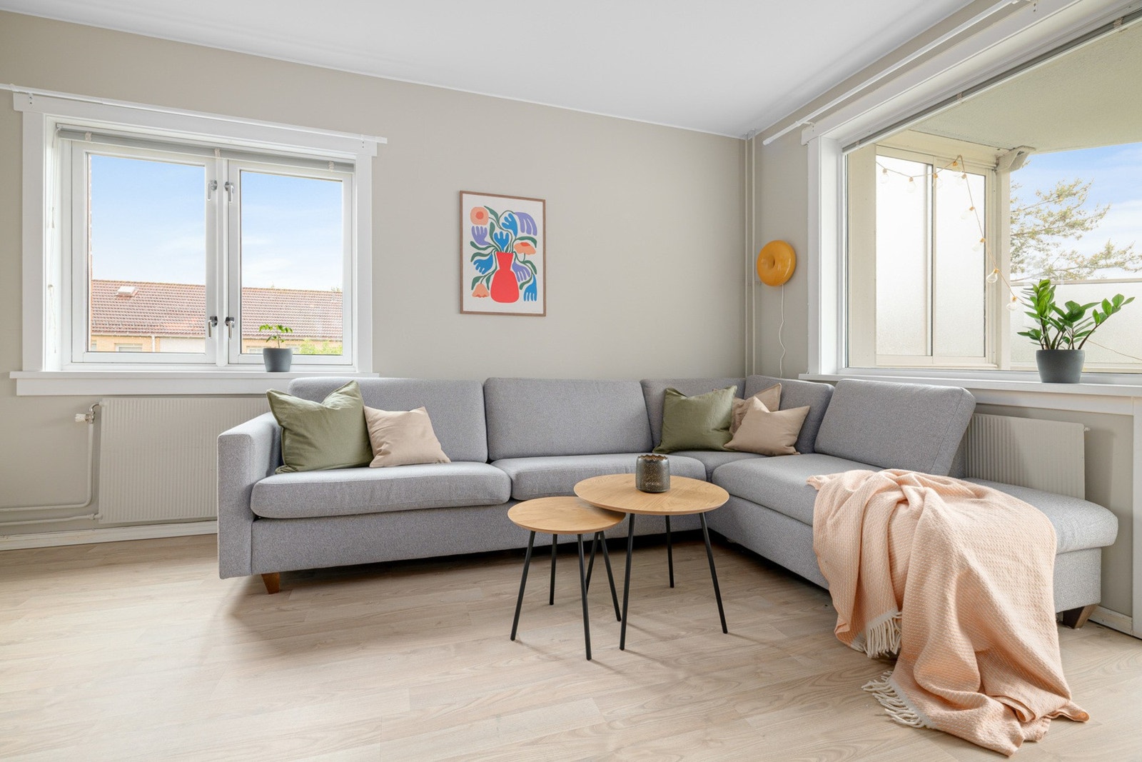 Gjennomgående stue med store vindusflater mot syd og vest gir rikelig med dagslys året rundt. Galleribilde