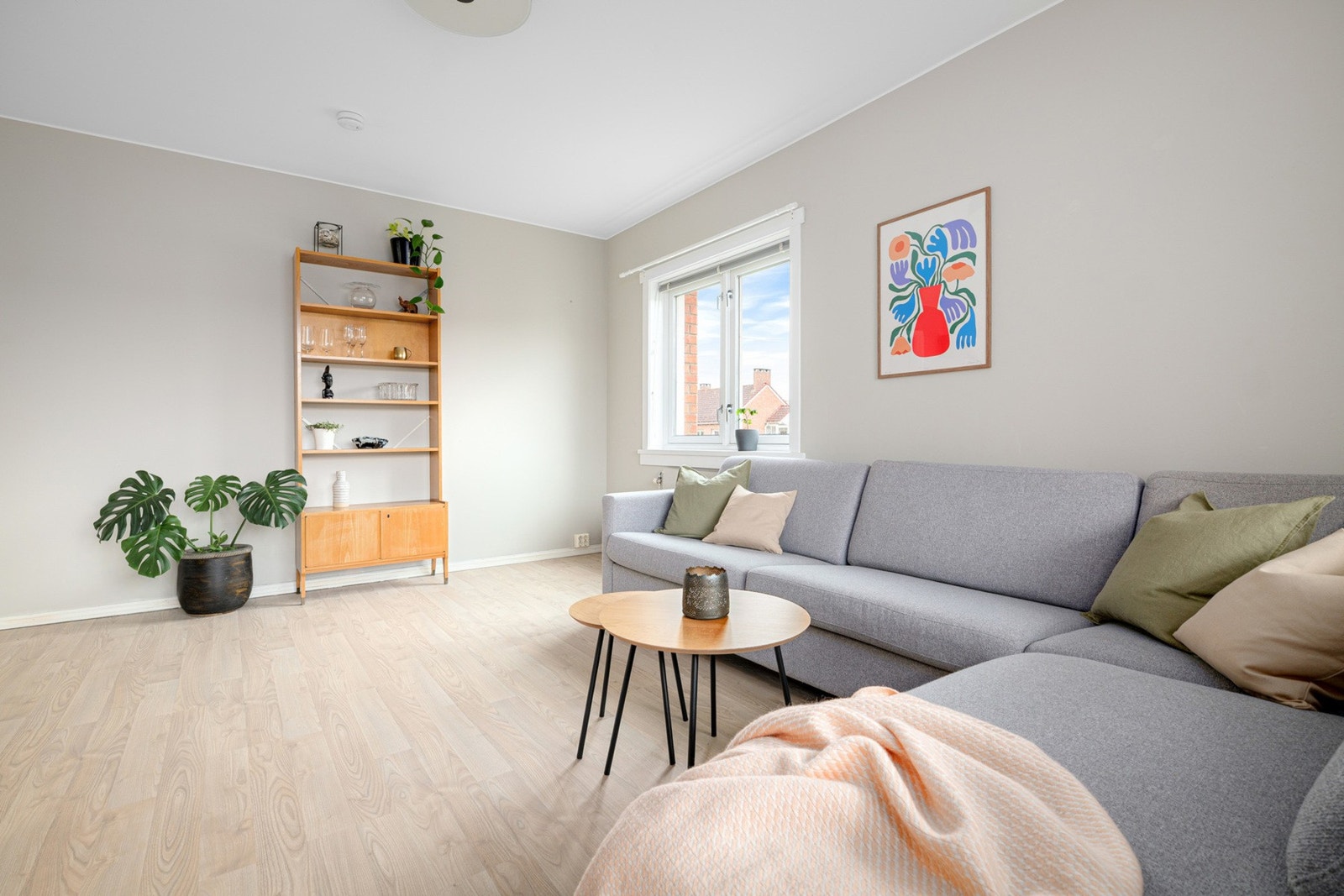 Lys og romslig stue med store vinduer og nylagt gulv (2023). Malt i delikate farger. Galleribilde