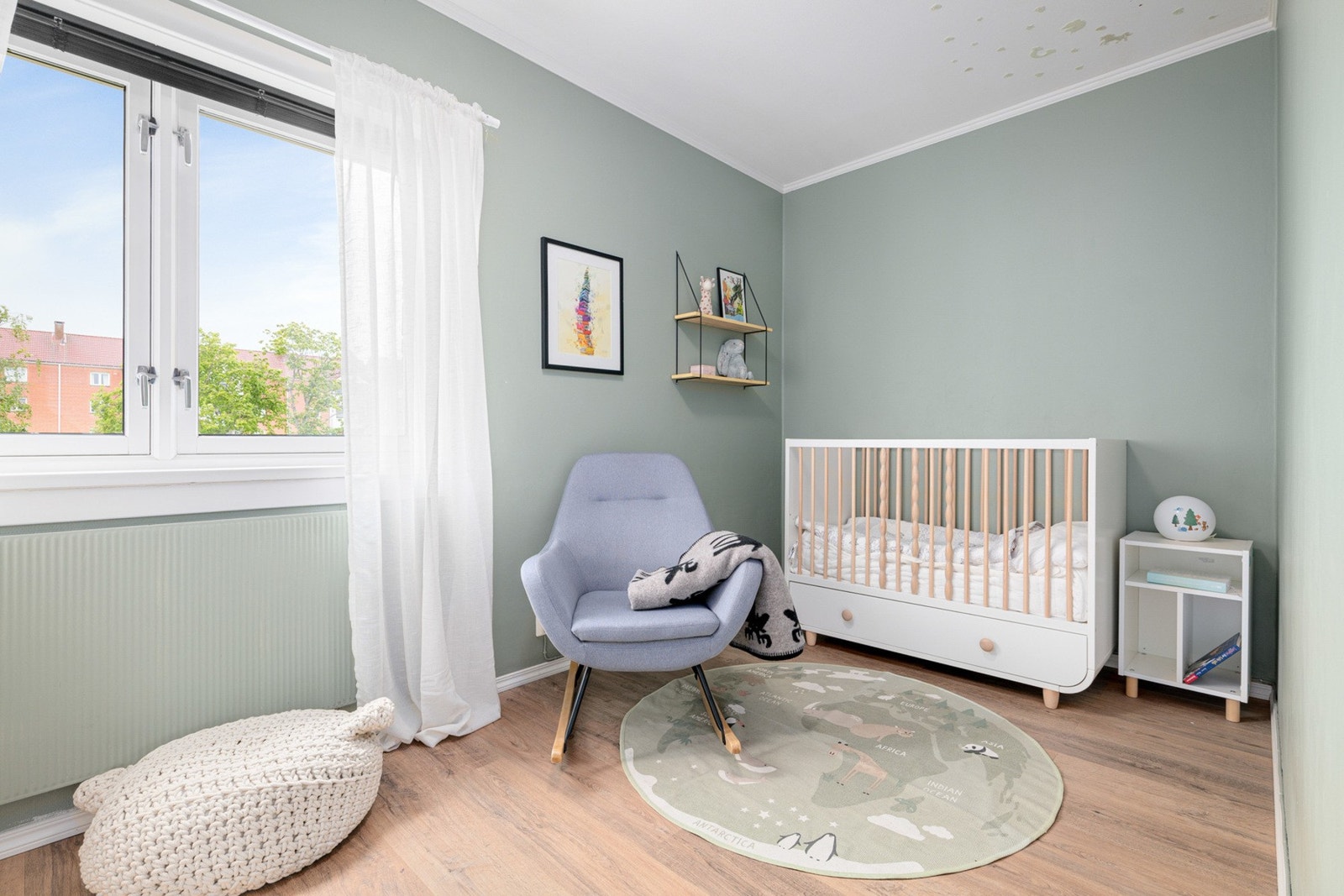 Lyst og innbydende rom med vindu mot grønne fellesarealer. Perfekt som barnerom, gjesterom eller hjemmekontor. Galleribilde