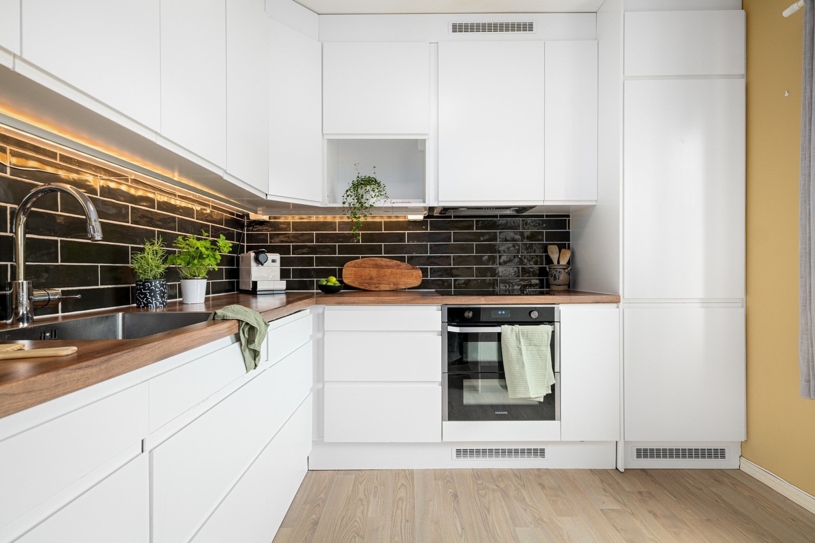 Stilrent Epoq-kjøkken fra 2020 med integrerte hvitevarer, god skapplass og moderne uttrykk. Galleribilde