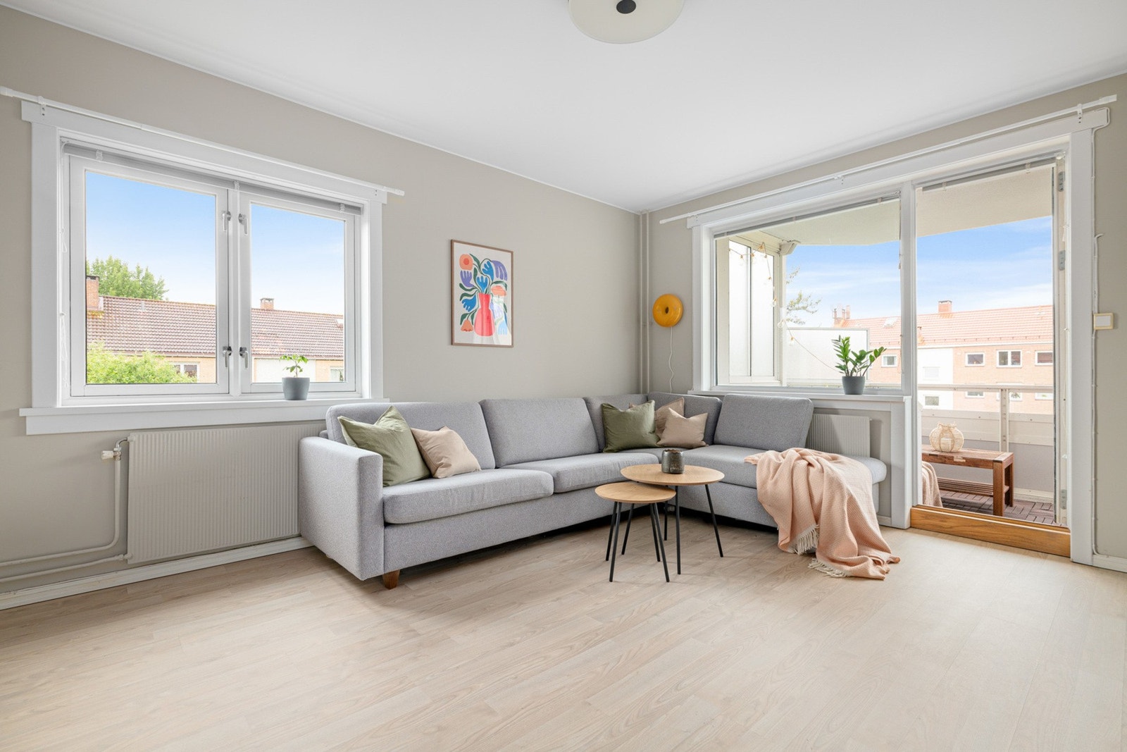 Kaja Fossberg i PrivatMegleren ønsker velkommen til Rugveien 20. Lys og innbydende 3- roms hjørneleilighet med gjennomgående planløsning. Galleribilde