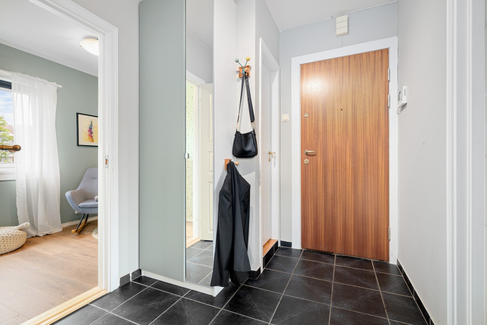 Lys og innbydende entré med flislagt gulv. Praktisk garderobeløsning og adkomst til begge soverom samt toalettrommet. Galleribilde