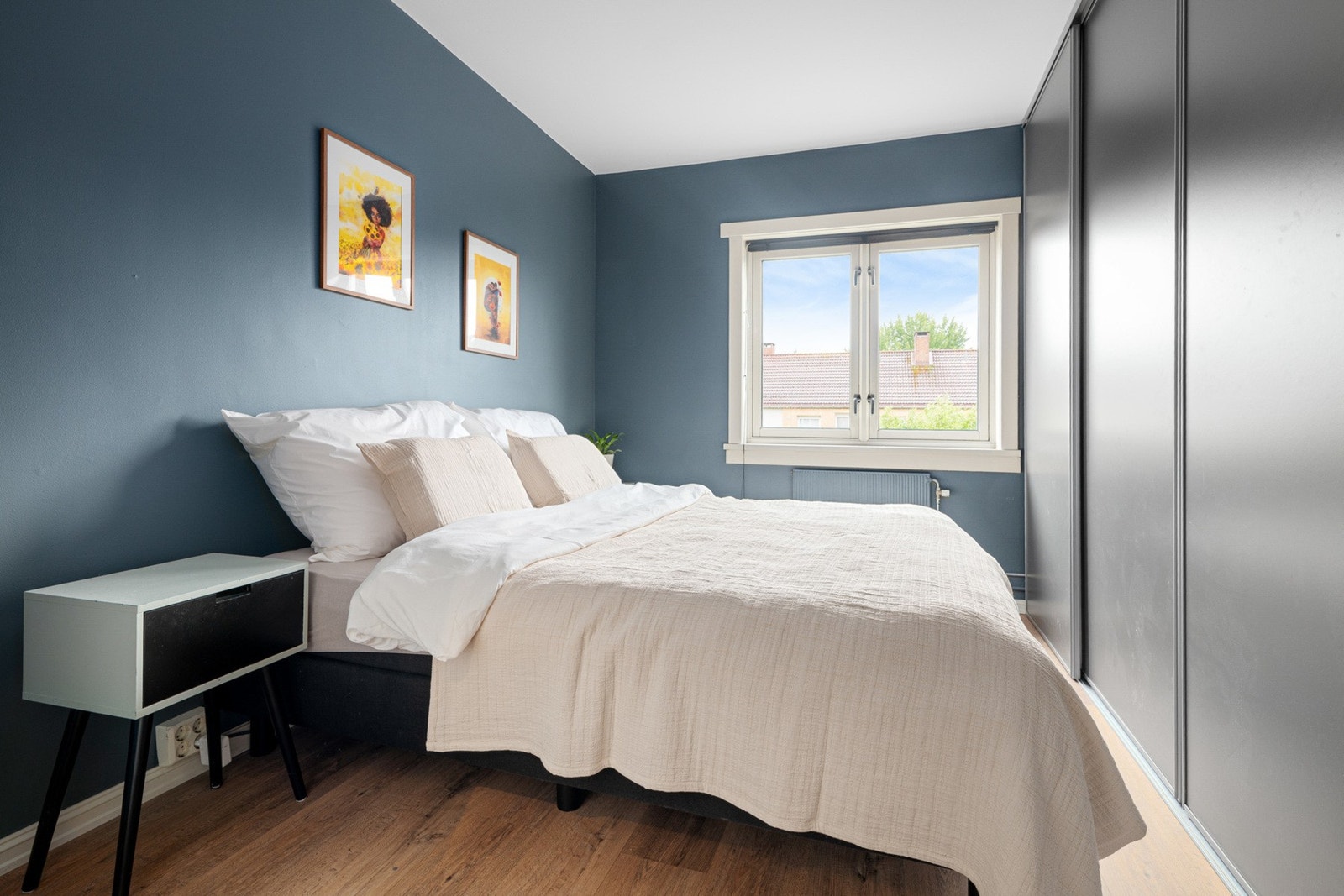 Romslig hovedsoverom med plass til dobbeltseng, nattbord og god oppbevaring i skyvedørsgarderobe. Galleribilde