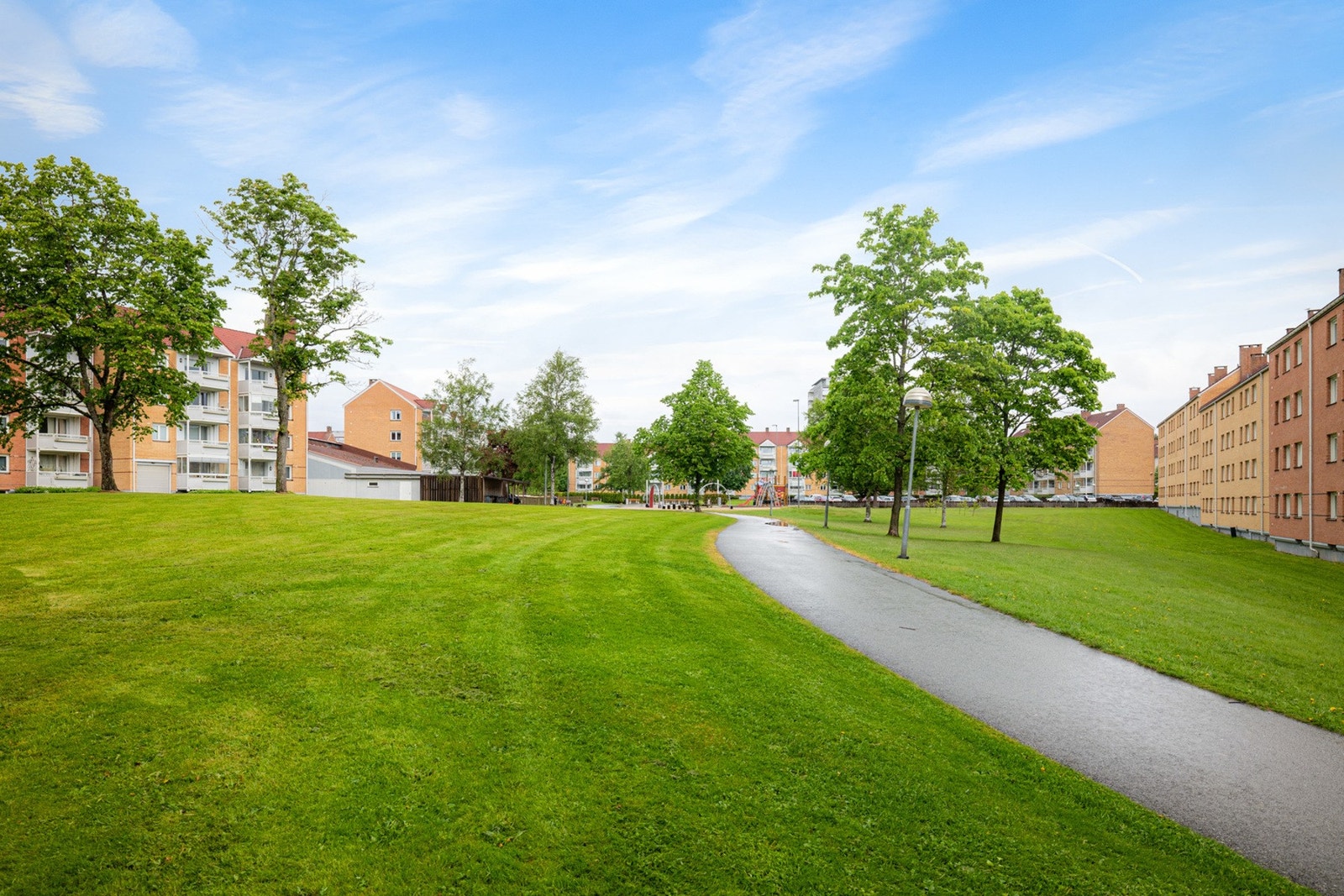 Fantastiske uteområder med store, åpne grøntarealer rett utenfor døren. Perfekt for lek, piknik og avslapning i grønne omgivelser. Galleribilde