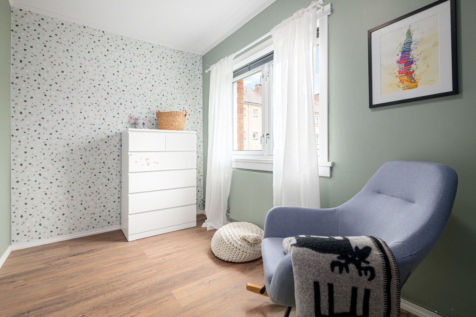 Et lyst og behagelig rom med moderne uttrykk og godt lysinnslipp. Galleribilde