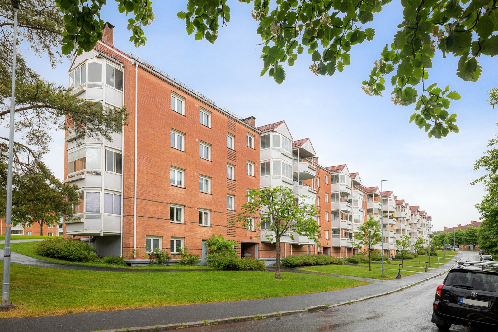 Borettslaget tilbyr gode fasiliteter, inkludert flere biloppstillingsplasser og gratis gateparkering for beboere. Galleribilde