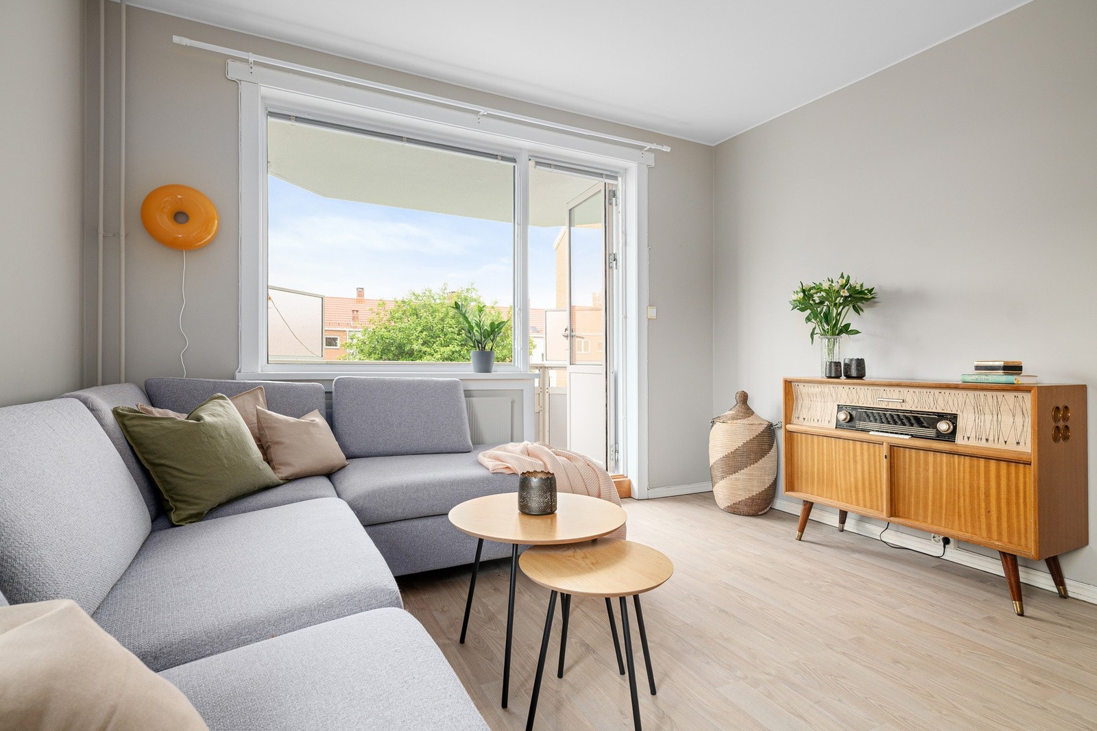 Store vindusflater og vestvendt balkong gir flott ettermiddags- og kveldssol. Persienner og behagelig oppvarming med bergvarme inkludert i fellesutgifter. Galleribilde