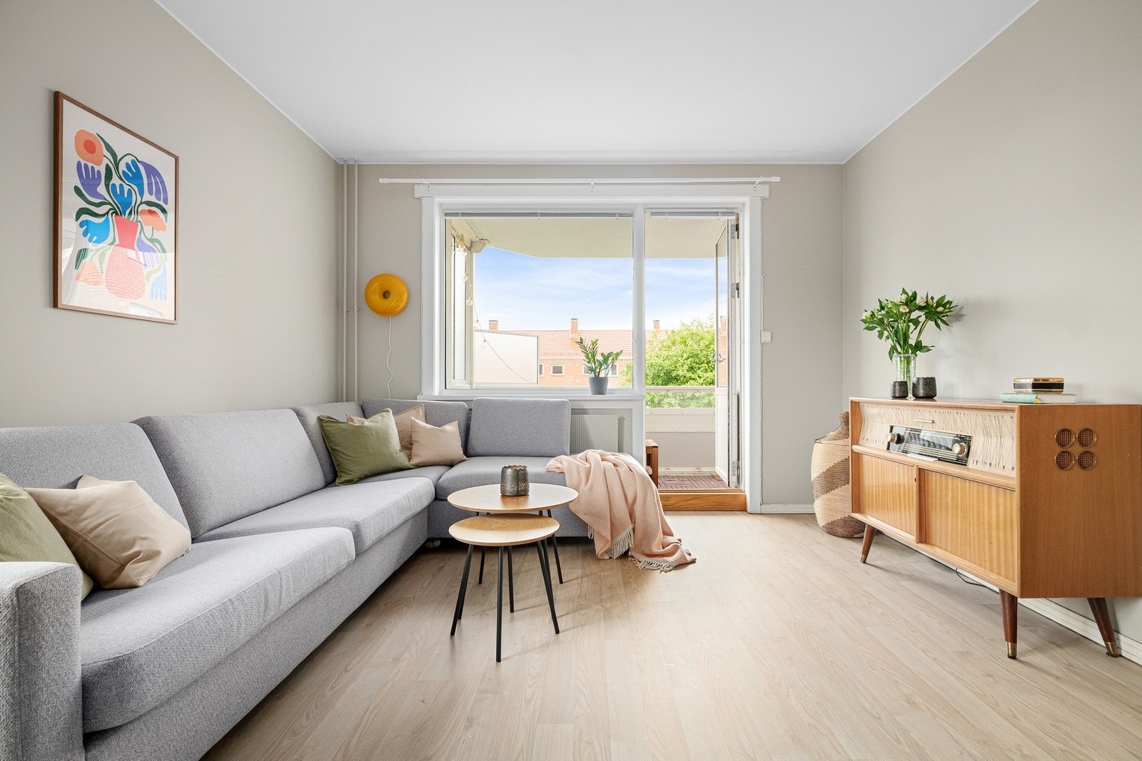 Stuen er oppgradert med nytt gulv og nymalte flater i 2023. Rommet har god plass til sofagruppe og gir direkte tilgang til solrik balkong. Persienner på alle vinduer. Galleribilde