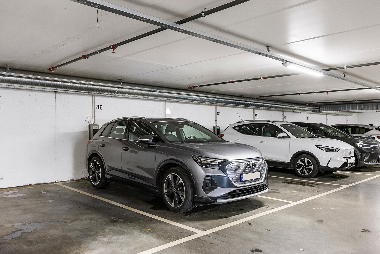 Garasjeplass med lader Galleribilde