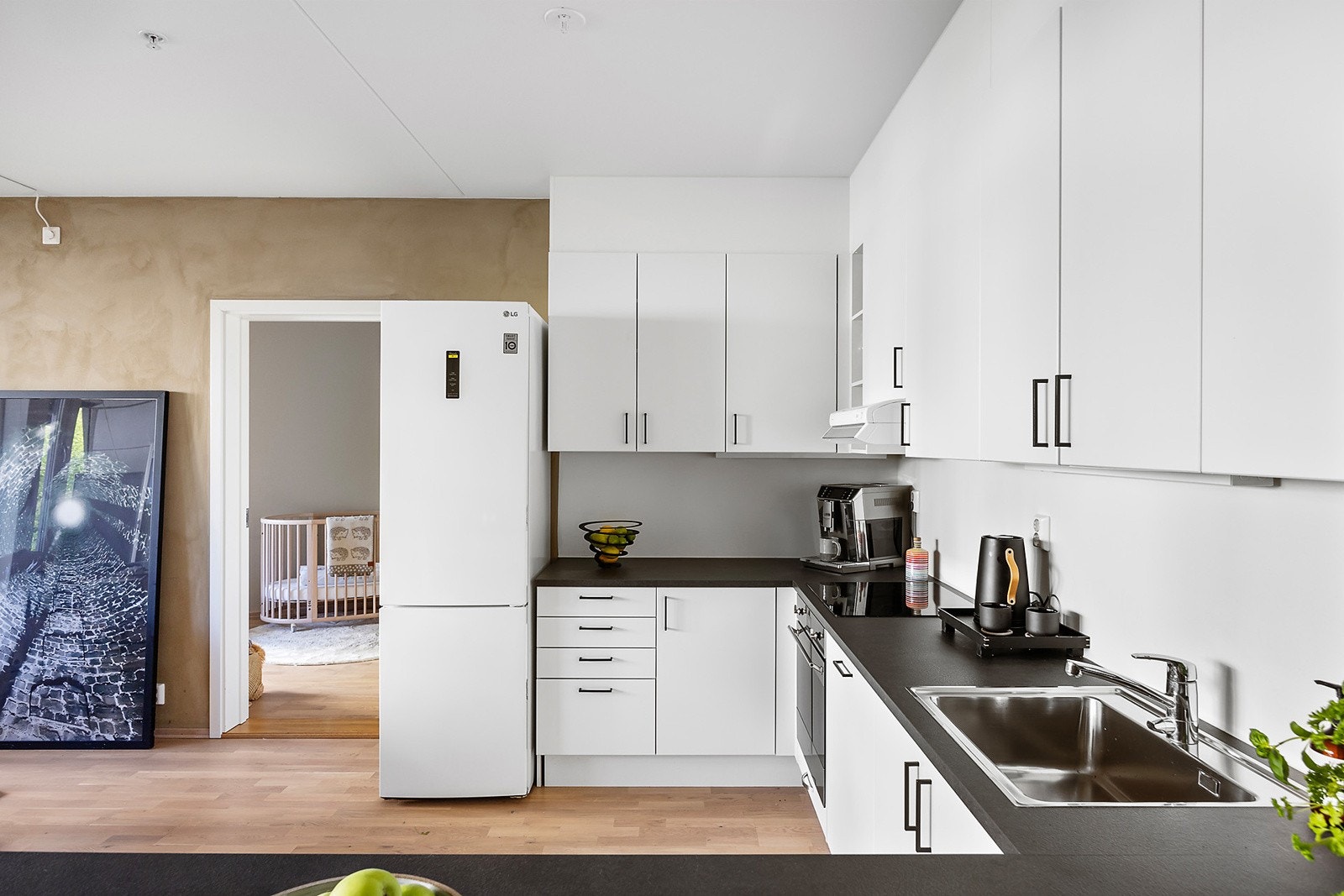 Kjøkken - Integrert oppvaskmaskin, komfyr og platetopp Galleribilde