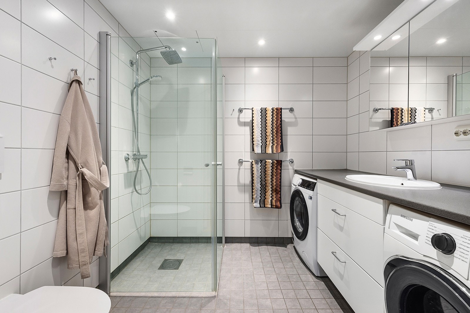 Lekkert flislagt baderom med gulvvarme Galleribilde