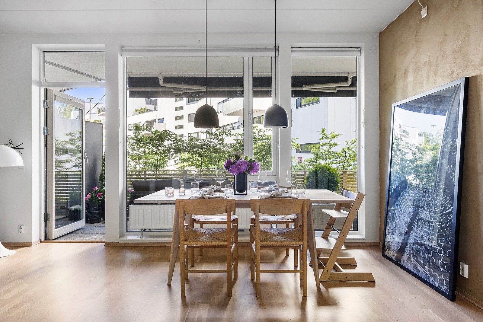 Leiligheten er lys og lekker med store vindusflater og godt med naturlig lys Galleribilde