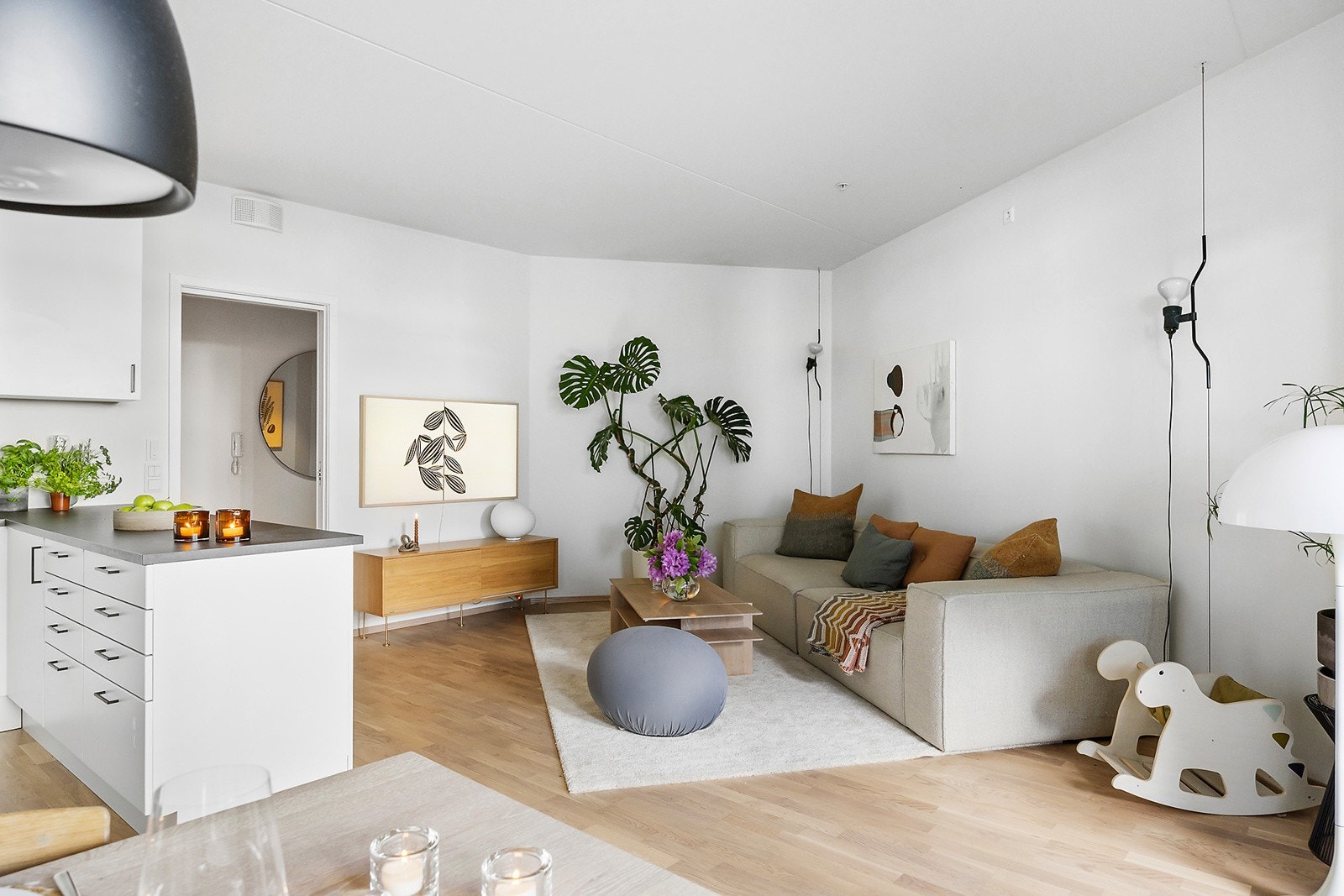 Åpen stue- og kjøkkenløsning. God takhøyde gir god romfølelse! Galleribilde