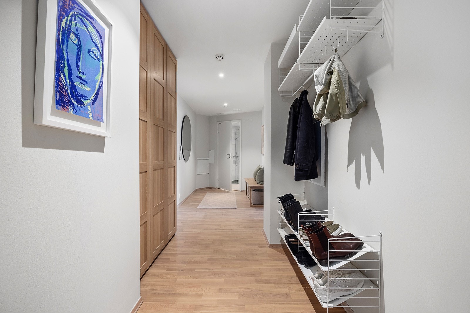 Entrè/gang med garderobeskap - Velkommen inn! Galleribilde