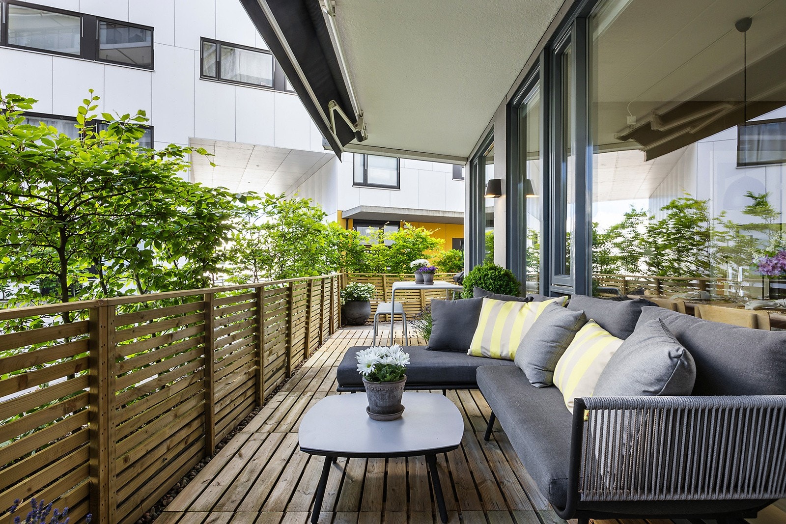 Stor terrasse på 28 kvm med markise, god plass til sittegruppe Galleribilde