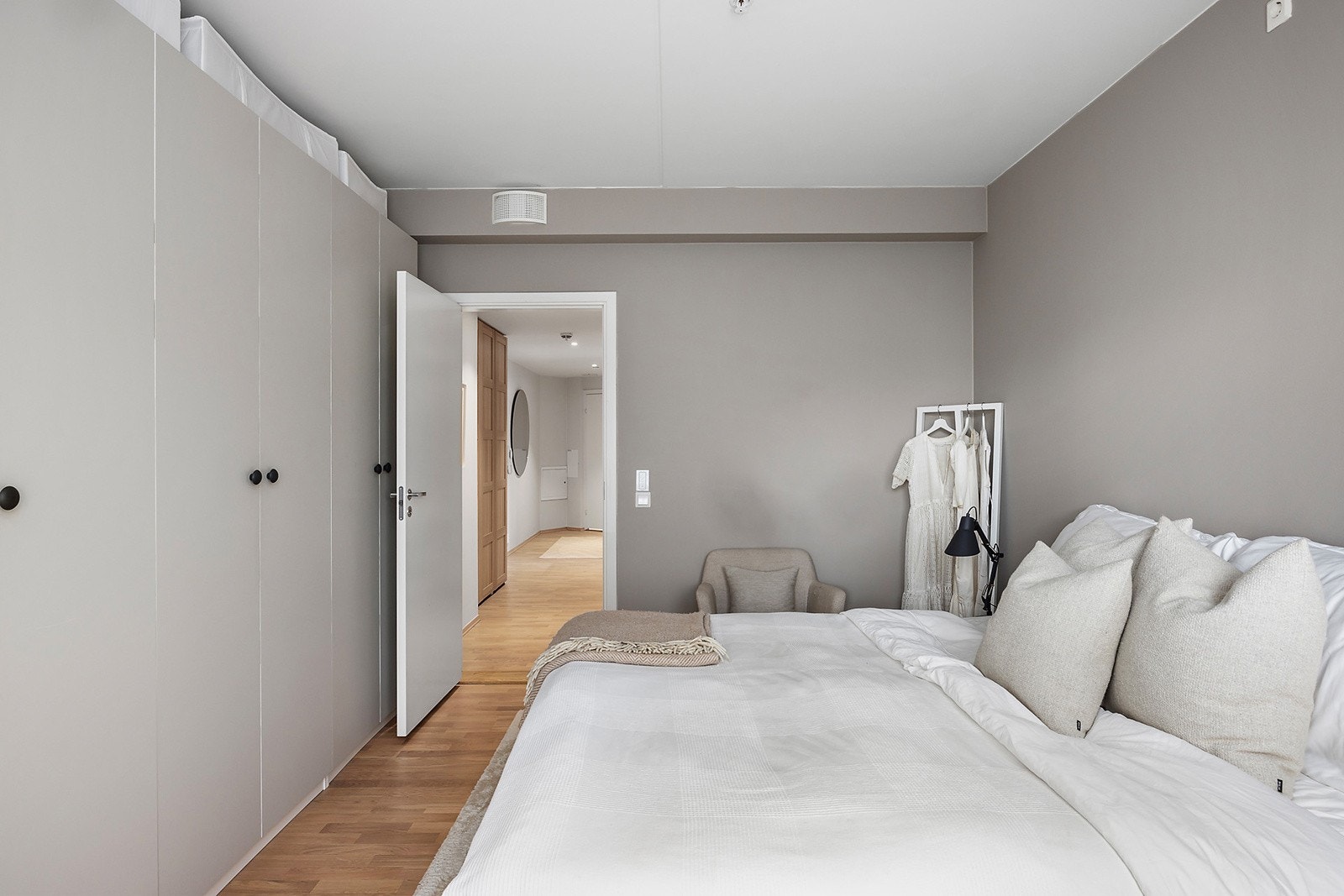Hovedsoverom - godt med garderobeskap Galleribilde